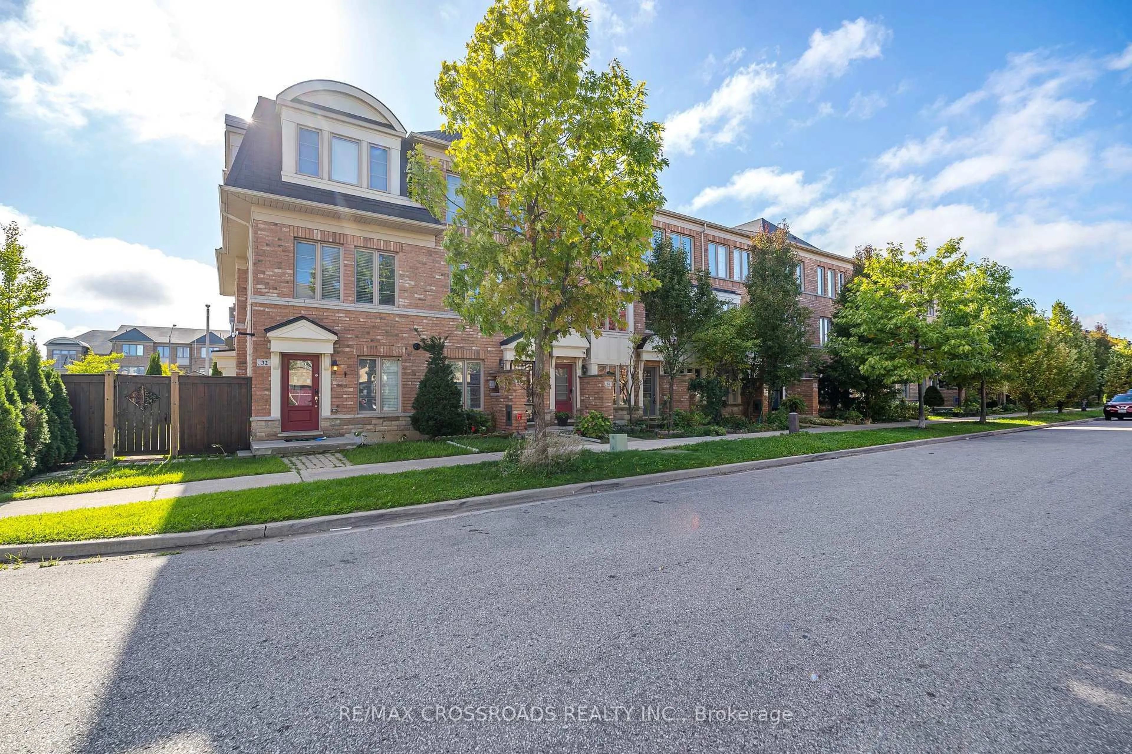 A pic from outside/outdoor area/front of a property/back of a property/a pic from drone, street for 38 Lily Cup Ave, Toronto Ontario M1L 0H4