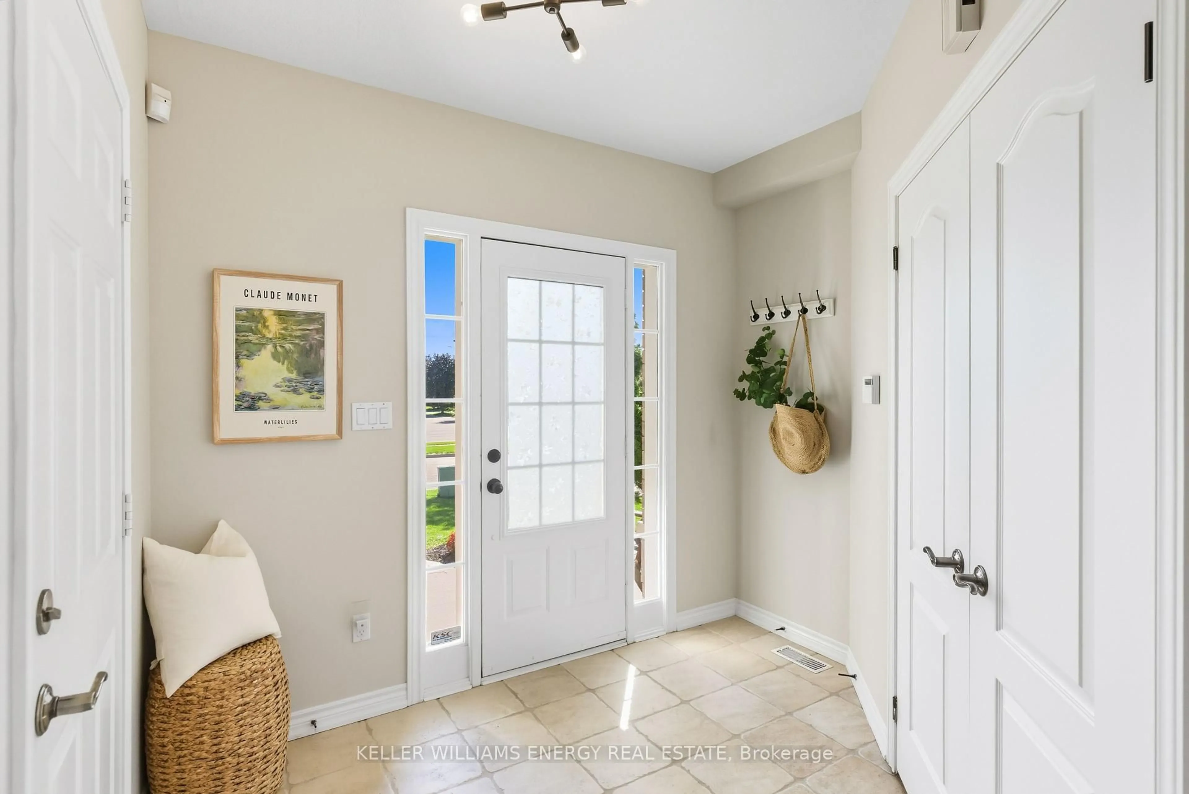 Indoor entryway for 47 Scepter Pl, Whitby Ontario L1R 3A8