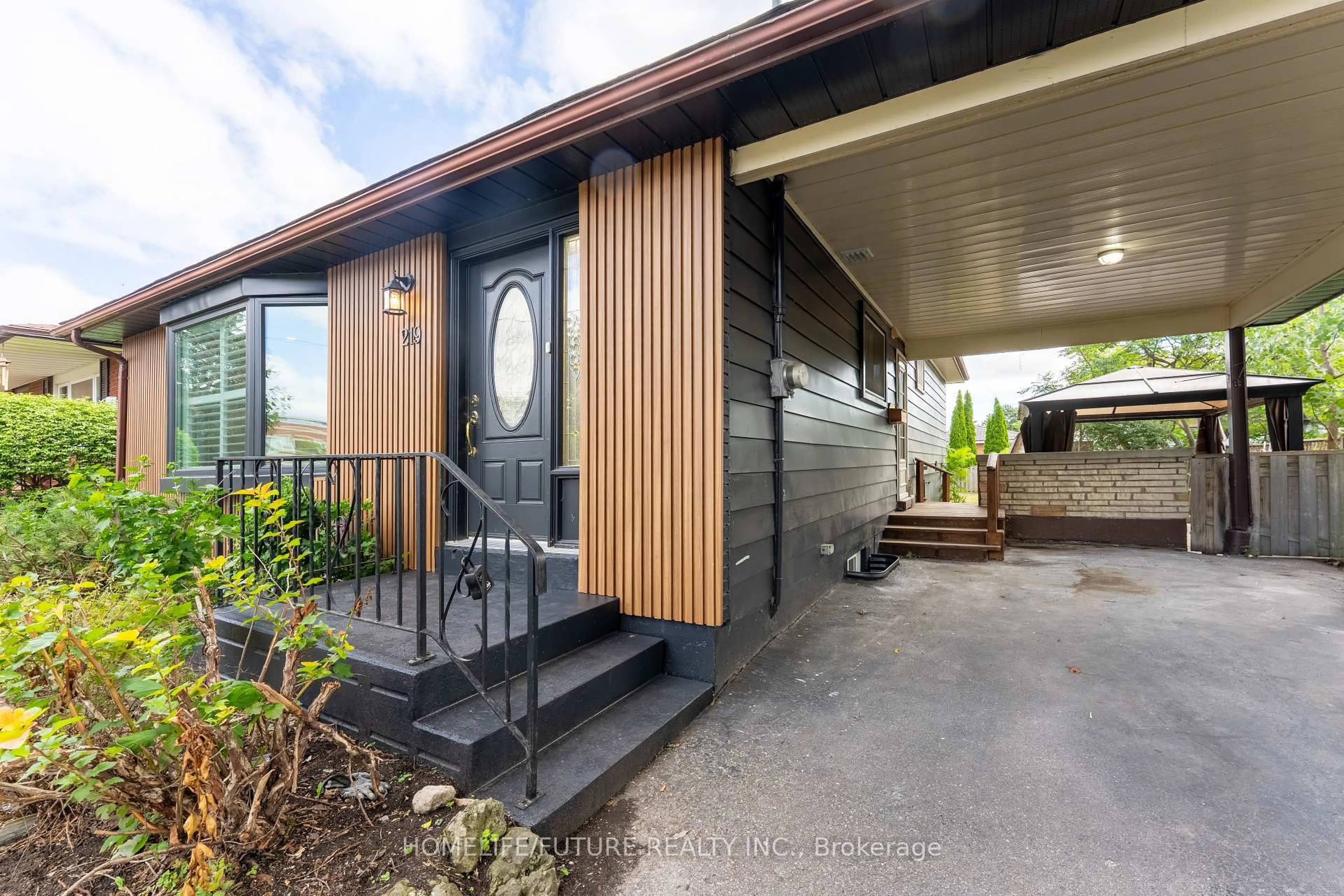Home with vinyl exterior material, street for 219 Guelph St, Oshawa Ontario L1H 6J1