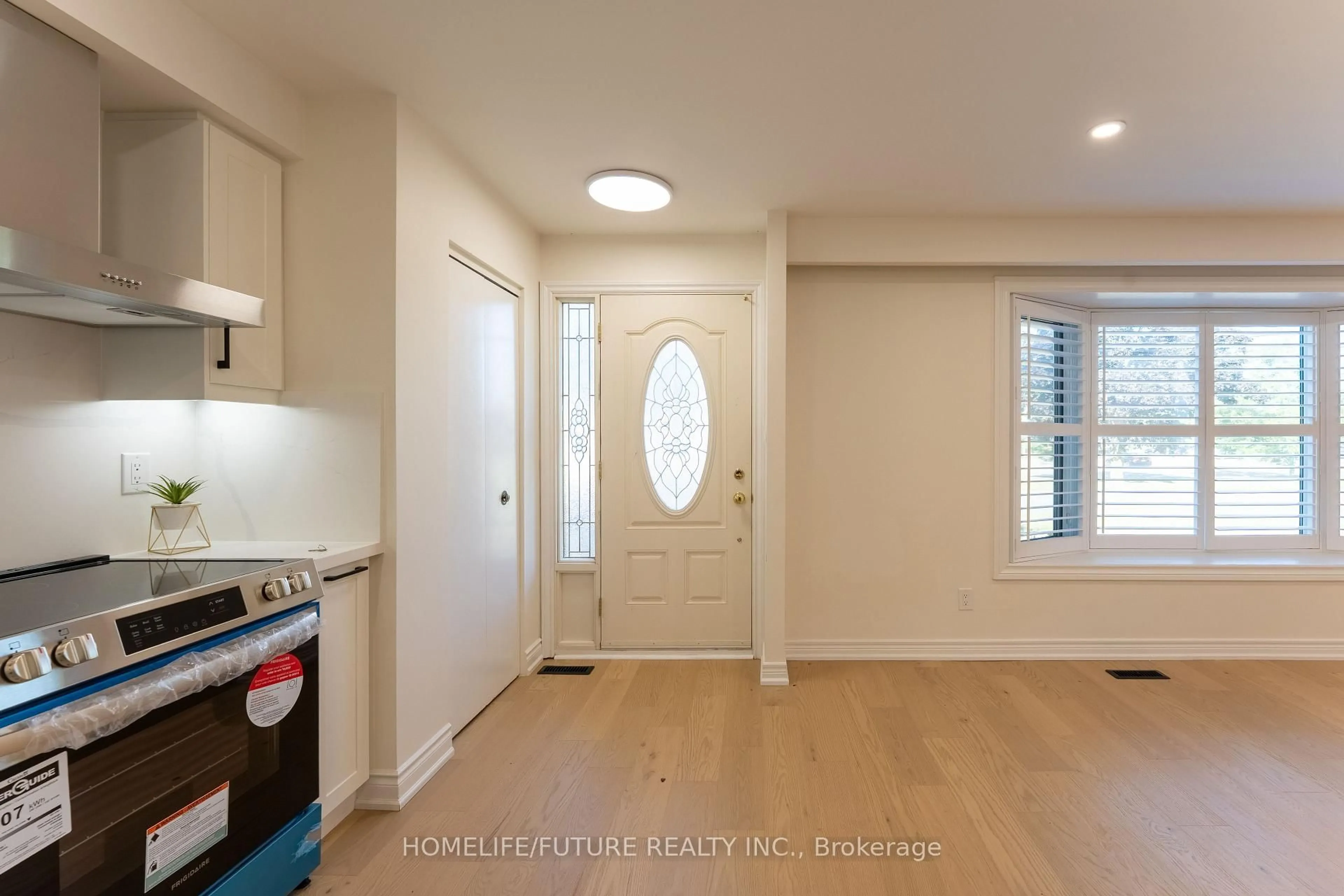 Indoor entryway for 219 Guelph St, Oshawa Ontario L1H 6J1