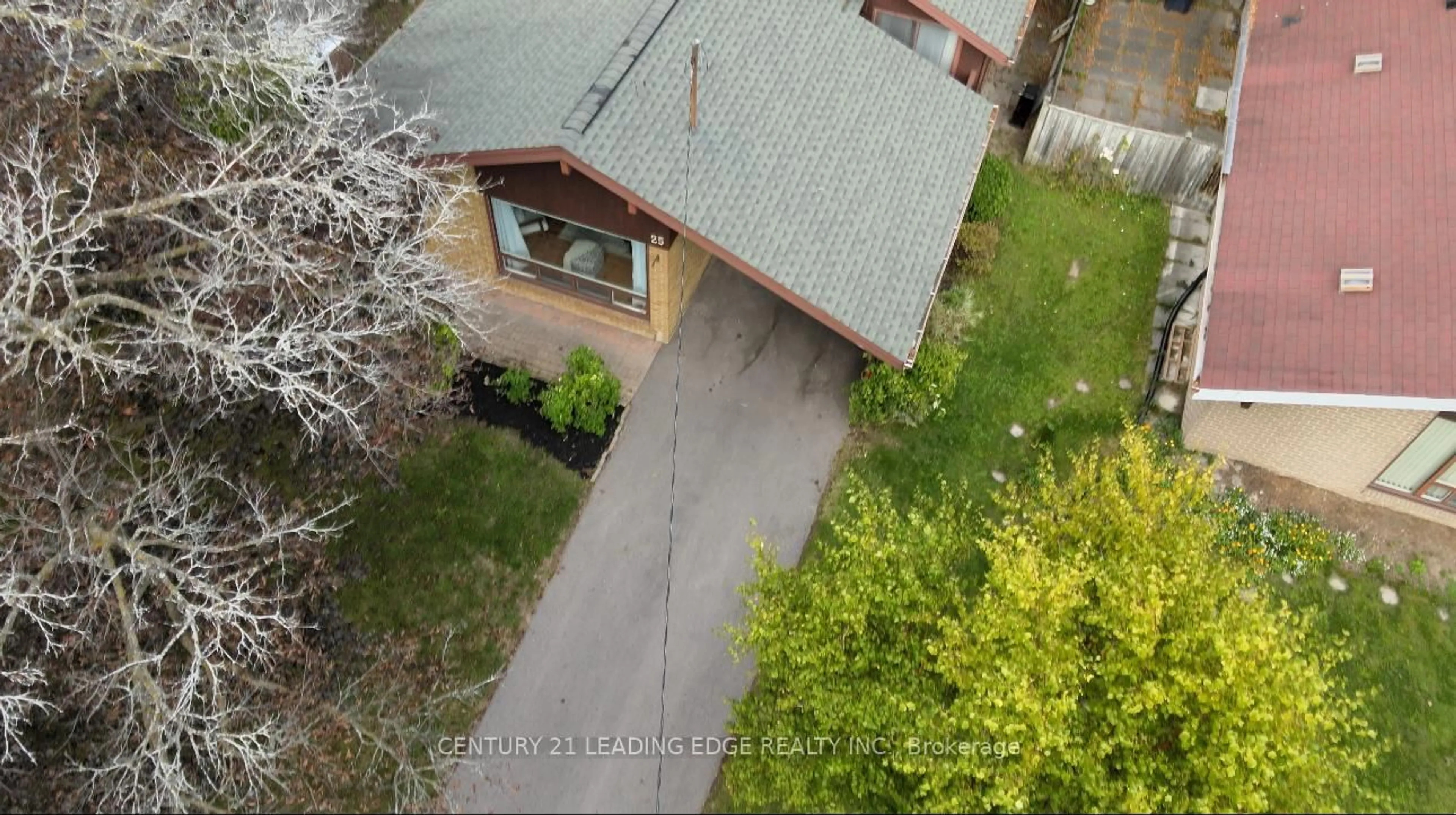 A pic from outside/outdoor area/front of a property/back of a property/a pic from drone, unknown for 25 Oakley Blvd, Toronto Ontario M1P 3P5