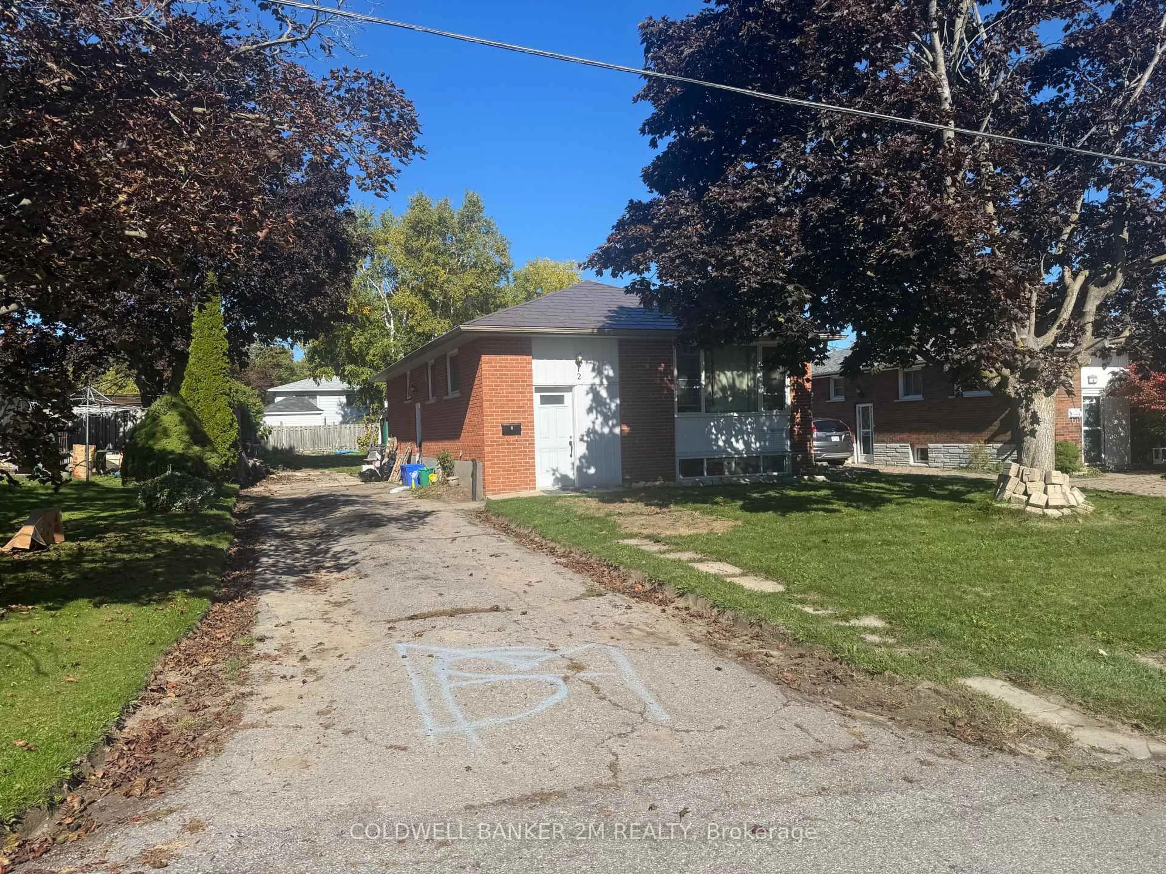 A pic from outside/outdoor area/front of a property/back of a property/a pic from drone, street for 2 Summerfield Crt, Clarington Ontario L1C 2E7