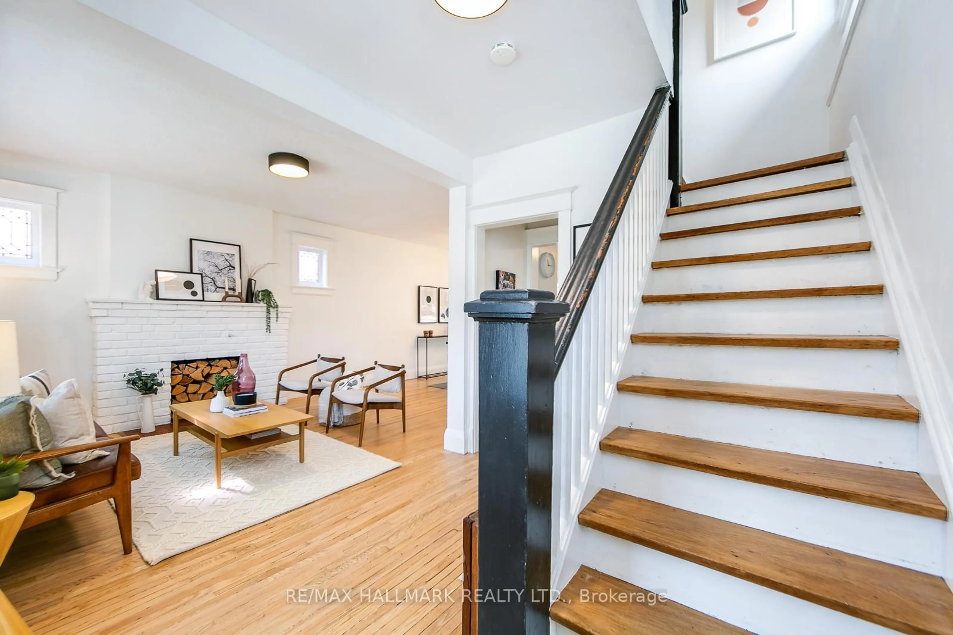 Indoor entryway for 120 Warden Ave, Toronto Ontario M1N 2Z4