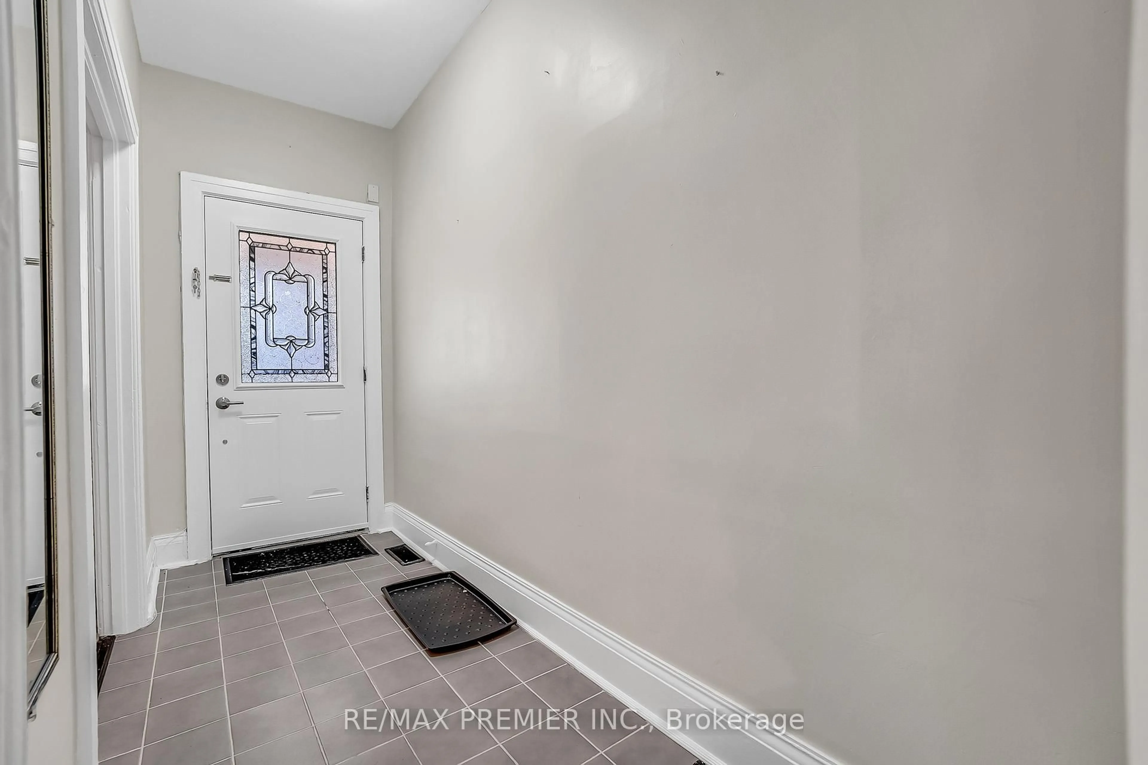 Indoor entryway for 14 Liberty Pl, Clarington Ontario L1C 1W6