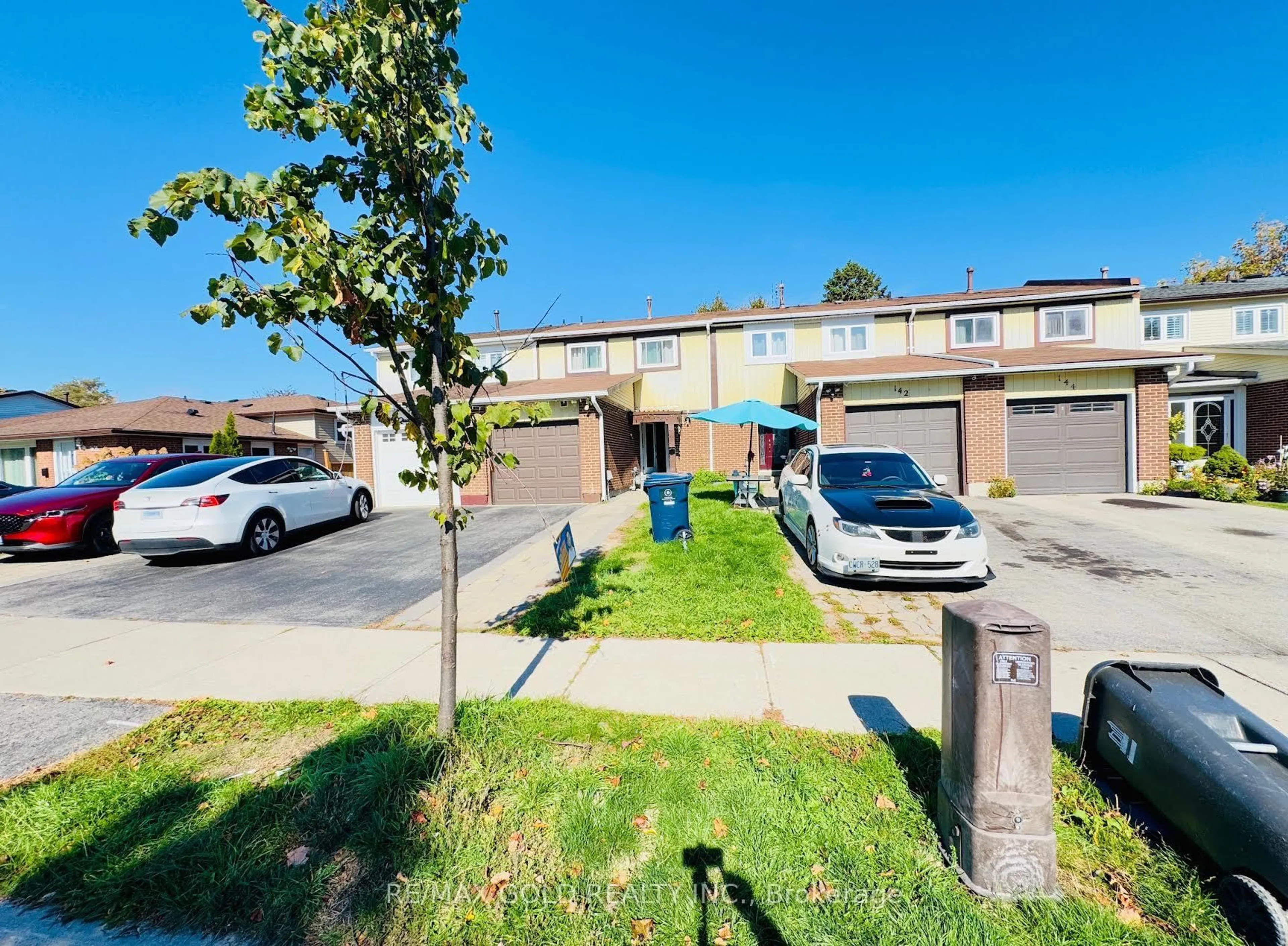 A pic from outside/outdoor area/front of a property/back of a property/a pic from drone, street for 140 Quantrell Tr, Toronto Ontario M1B 1L8