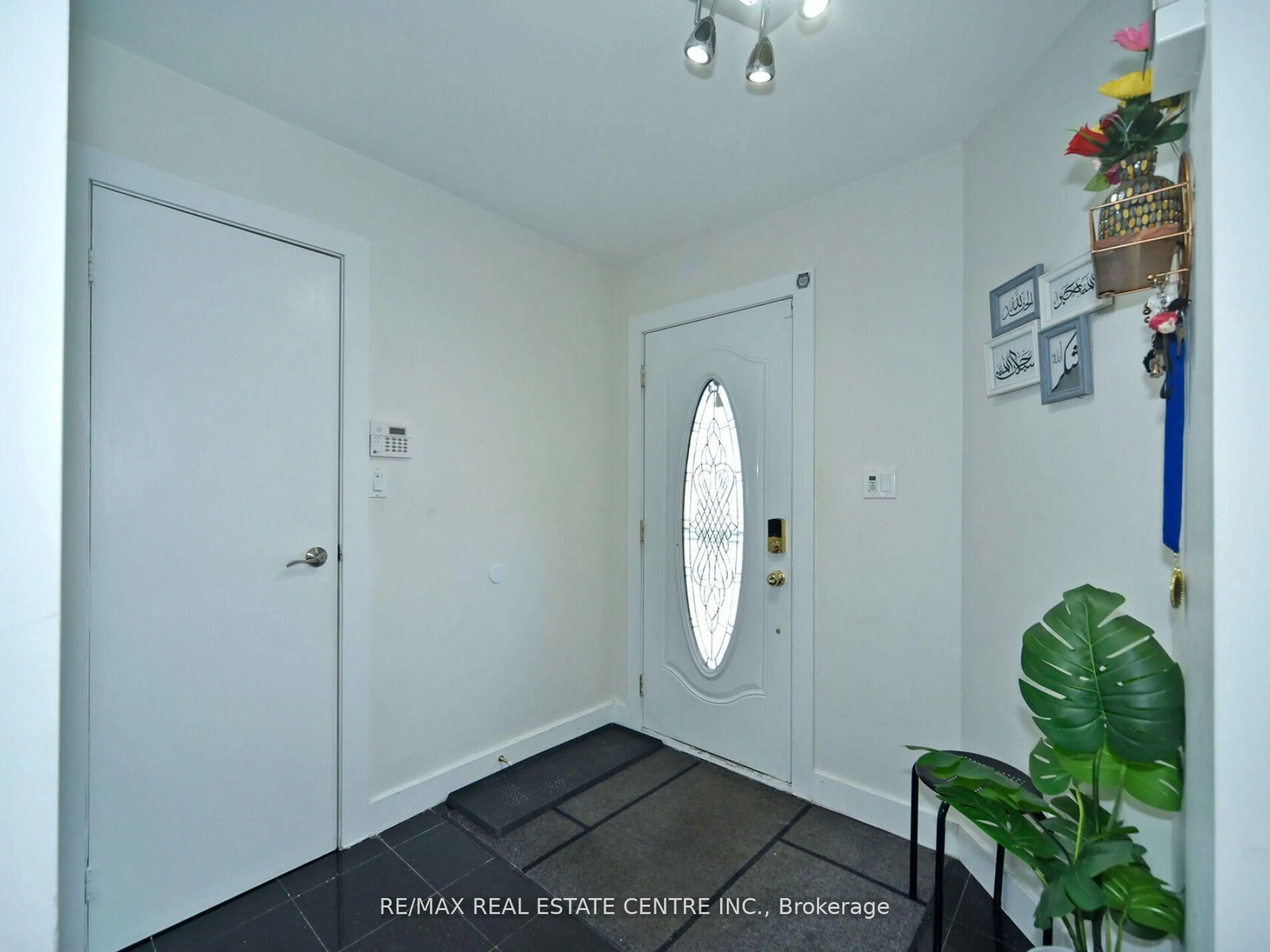 Indoor entryway for 41 Fieldview Cres, Whitby Ontario L1N 8B5
