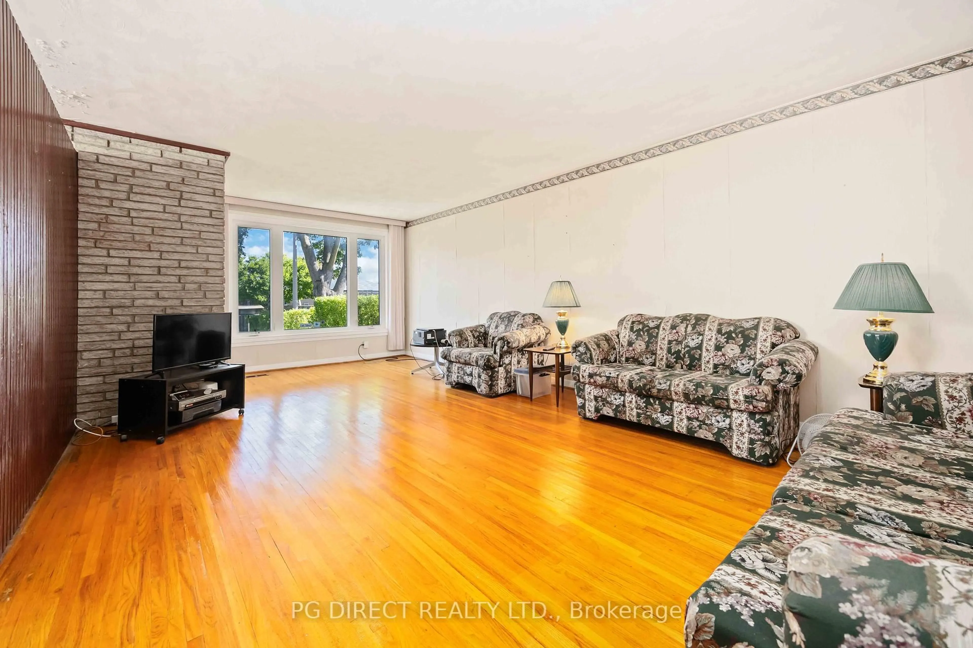 Living room with furniture, unknown for 123 Tulloch Dr, Ajax Ontario L1S 2S7