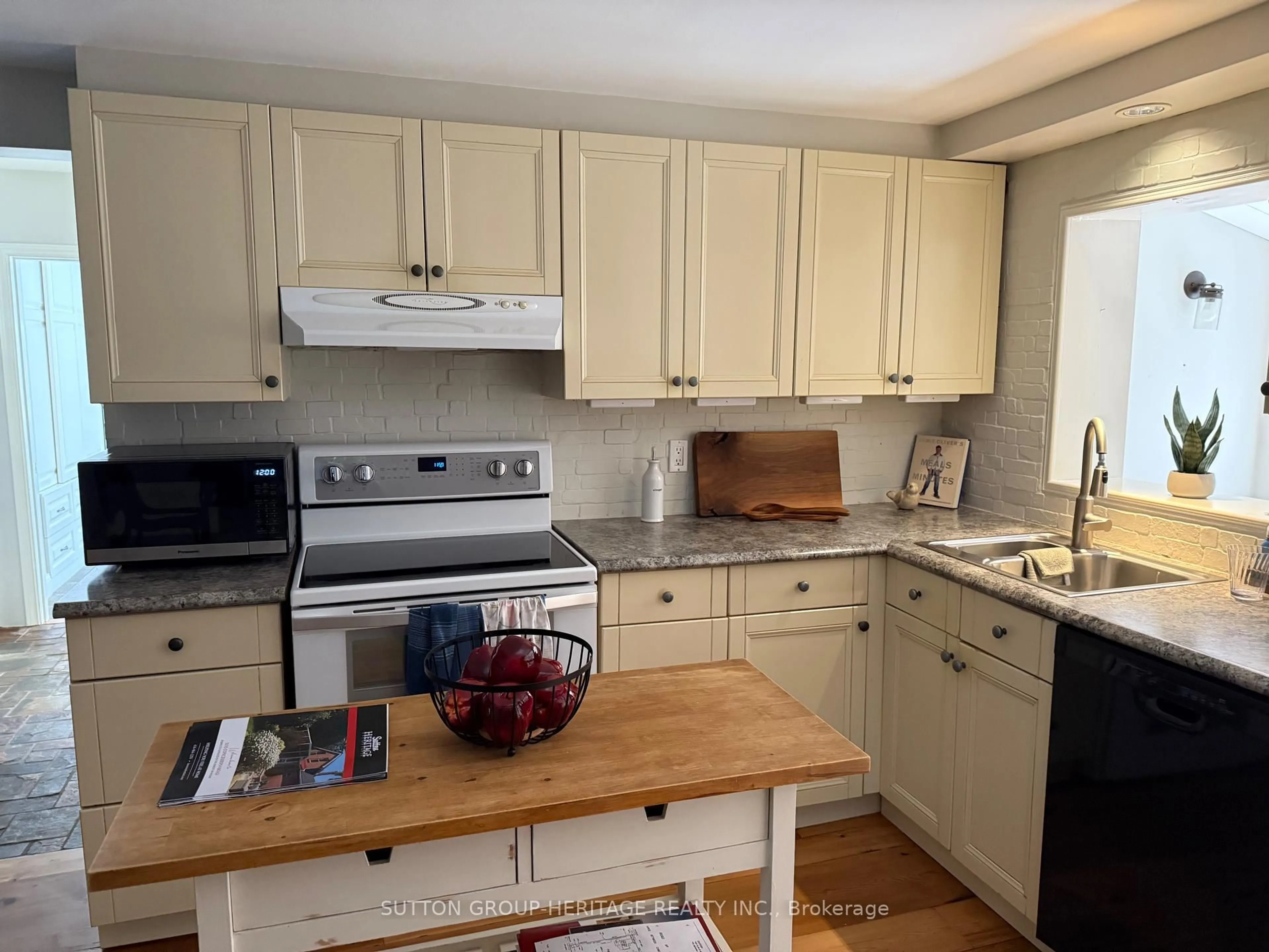 Standard kitchen, wood/laminate floor for 3135 Concession 9 Rd, Pickering Ontario L0B 1A0