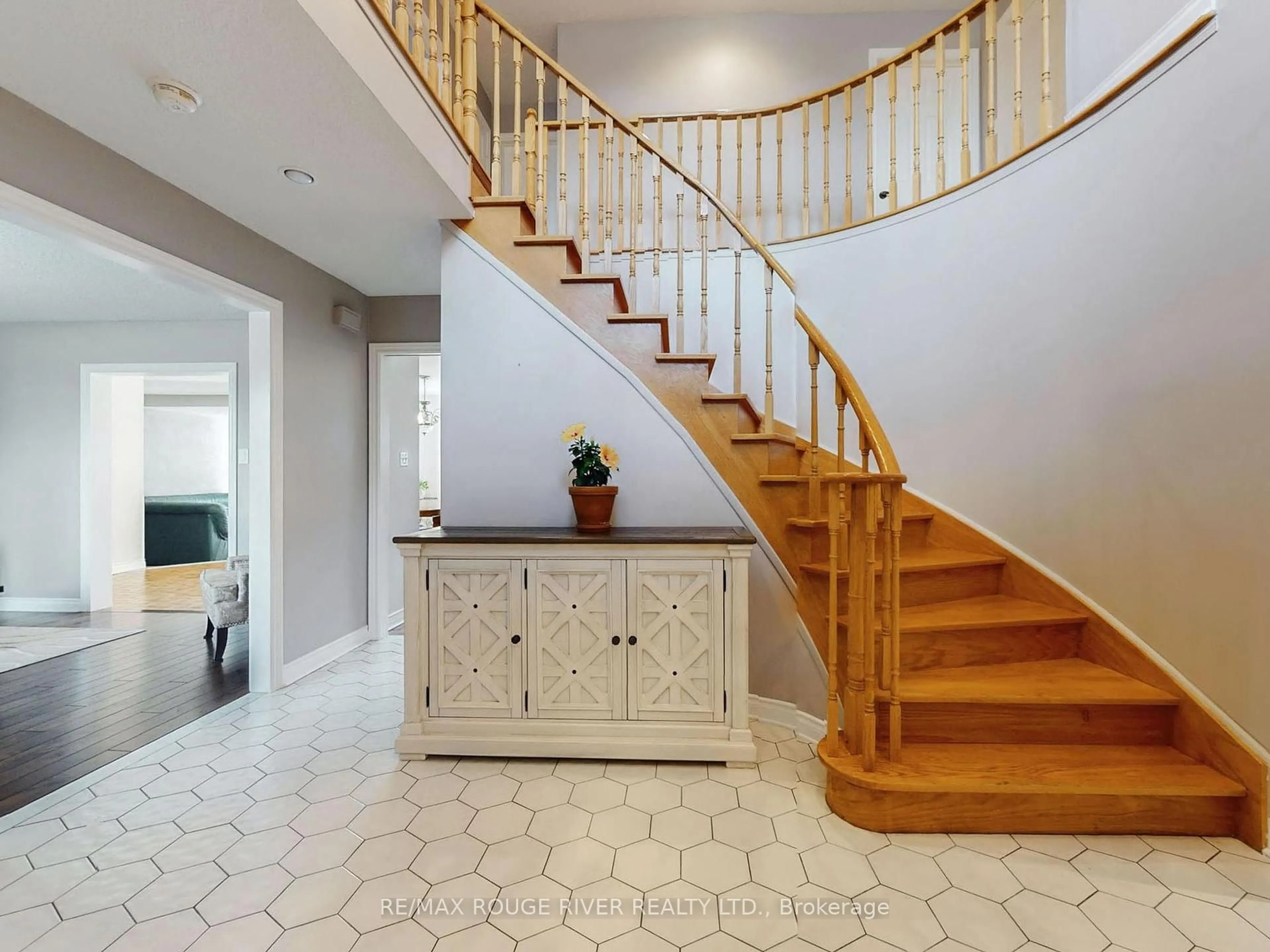 Indoor entryway for 3555 Westney Rd, Pickering Ontario L0H 1H0