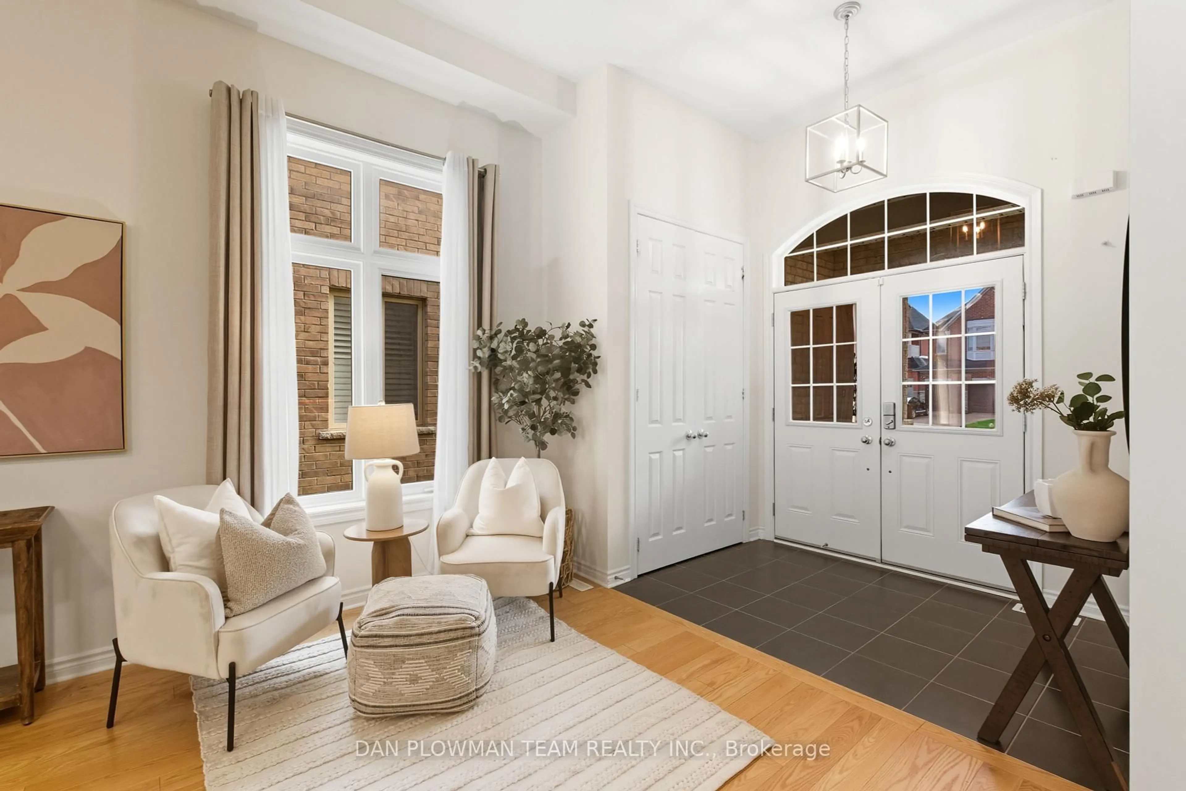 Indoor entryway for 11 Ravensedge Crt, Whitby Ontario L1R 0P3
