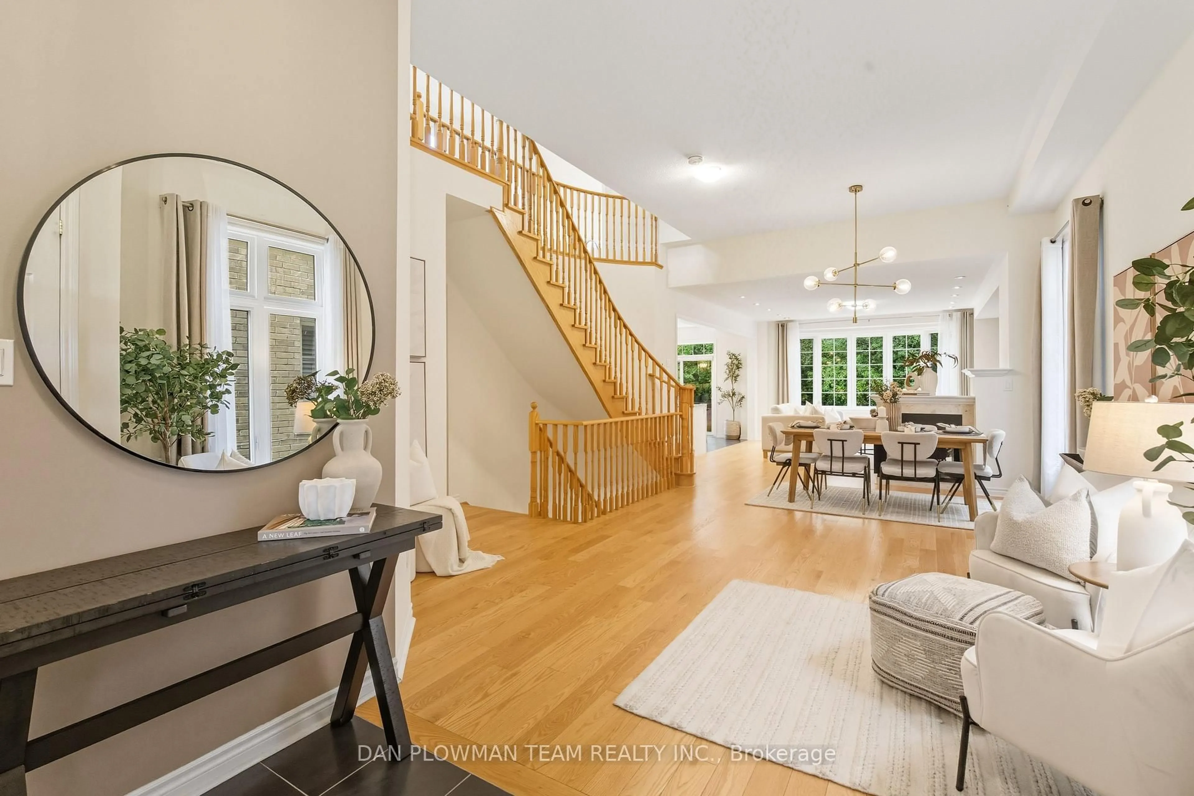 Indoor entryway for 11 Ravensedge Crt, Whitby Ontario L1R 0P3