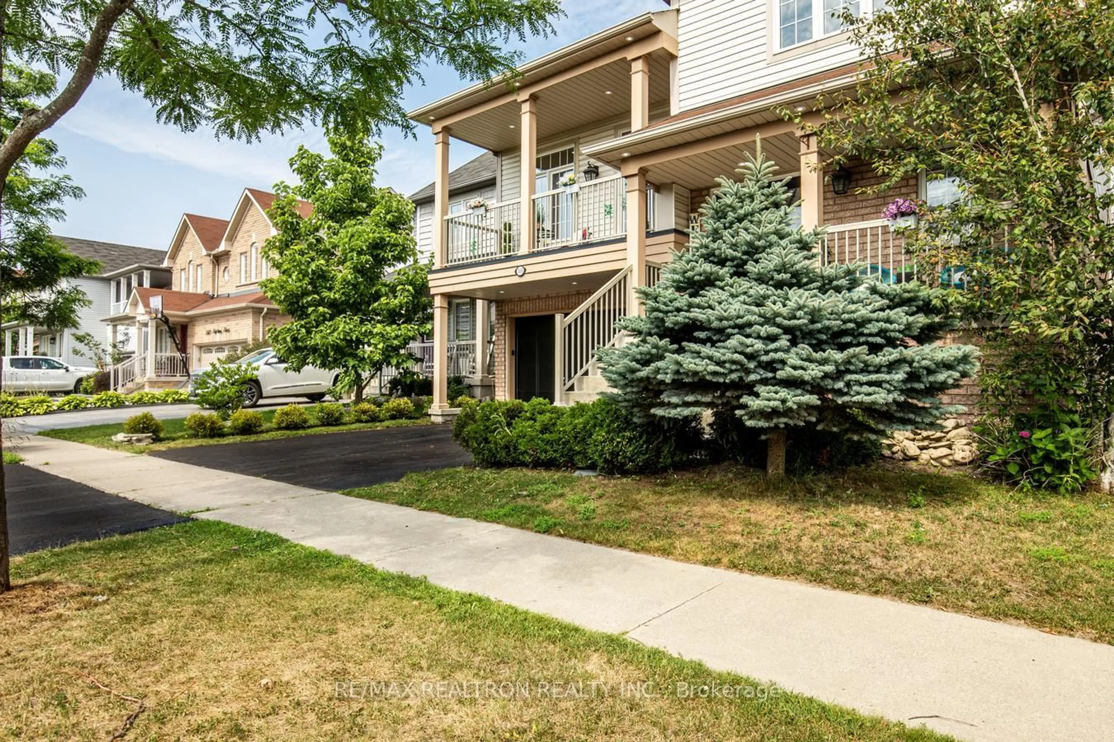 Patio, street for 555 Shaftsbury St, Oshawa Ontario L1K 2V8