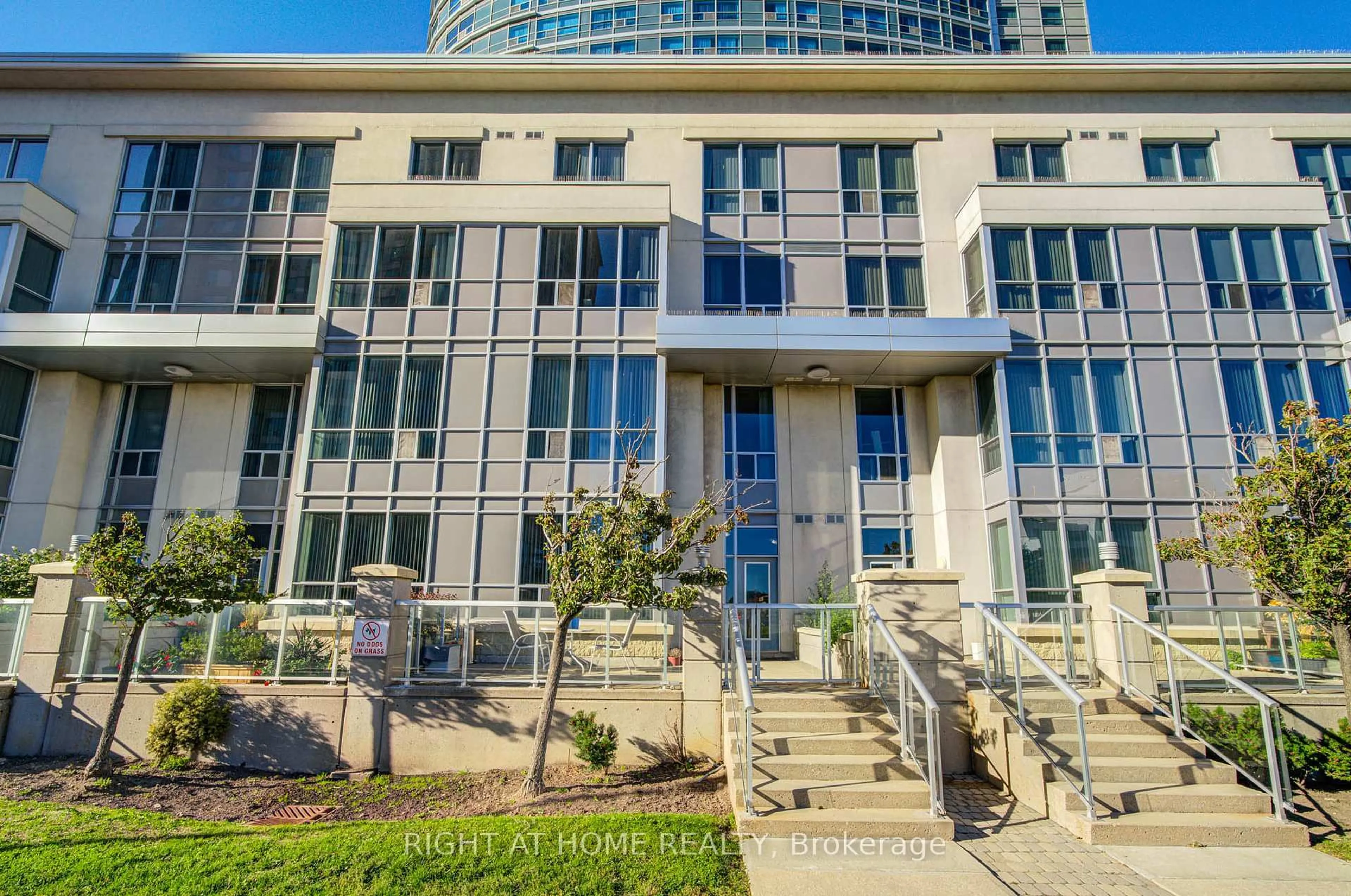 Indoor foyer for 36 Lee Centre Dr #Th112, Toronto Ontario M1H 3K2