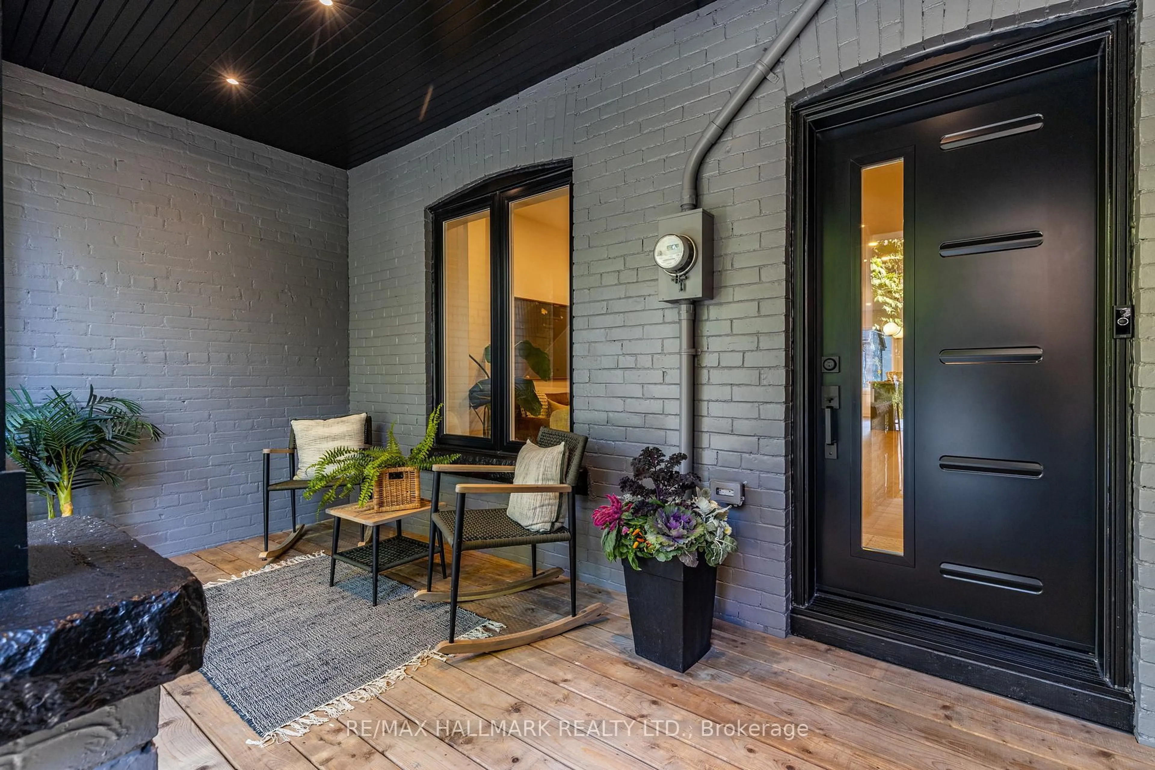 Indoor entryway for 25 Howland Rd, Toronto Ontario M4K 2Z4