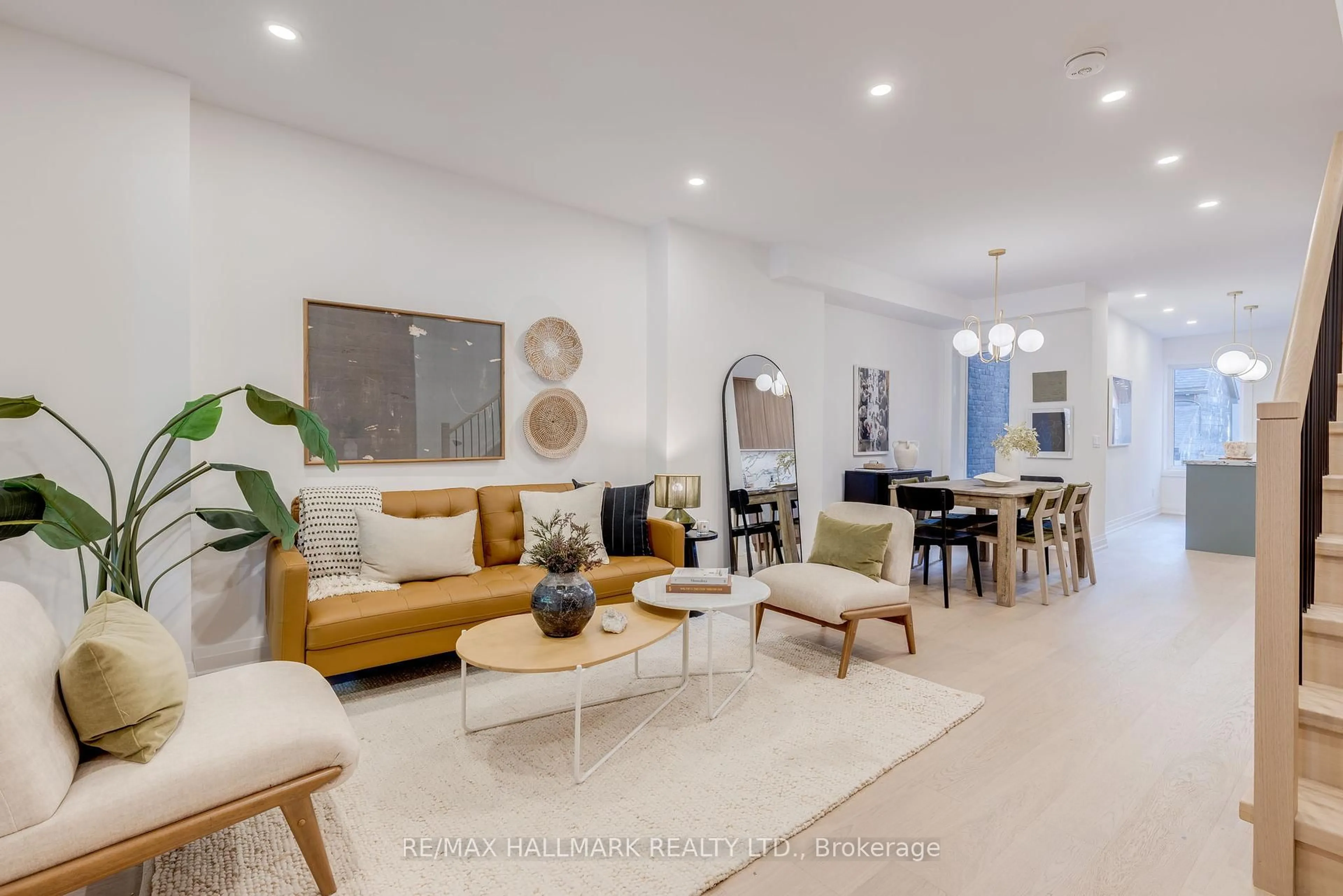 Living room with furniture, ceramic/tile floor for 25 Howland Rd, Toronto Ontario M4K 2Z4