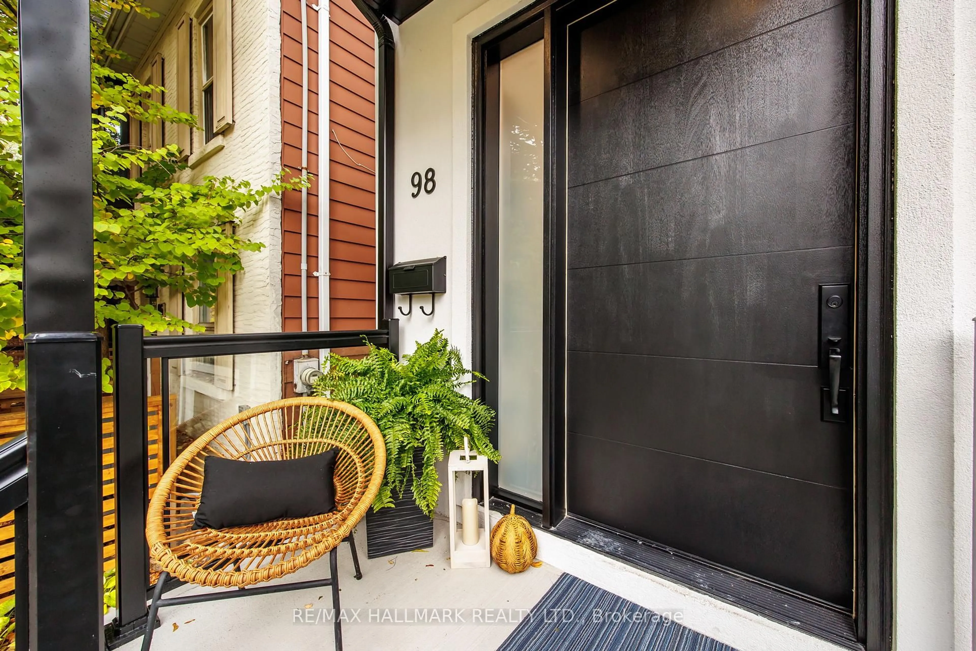 Indoor entryway for 98 Hogarth Ave, Toronto Ontario M4K 1K4