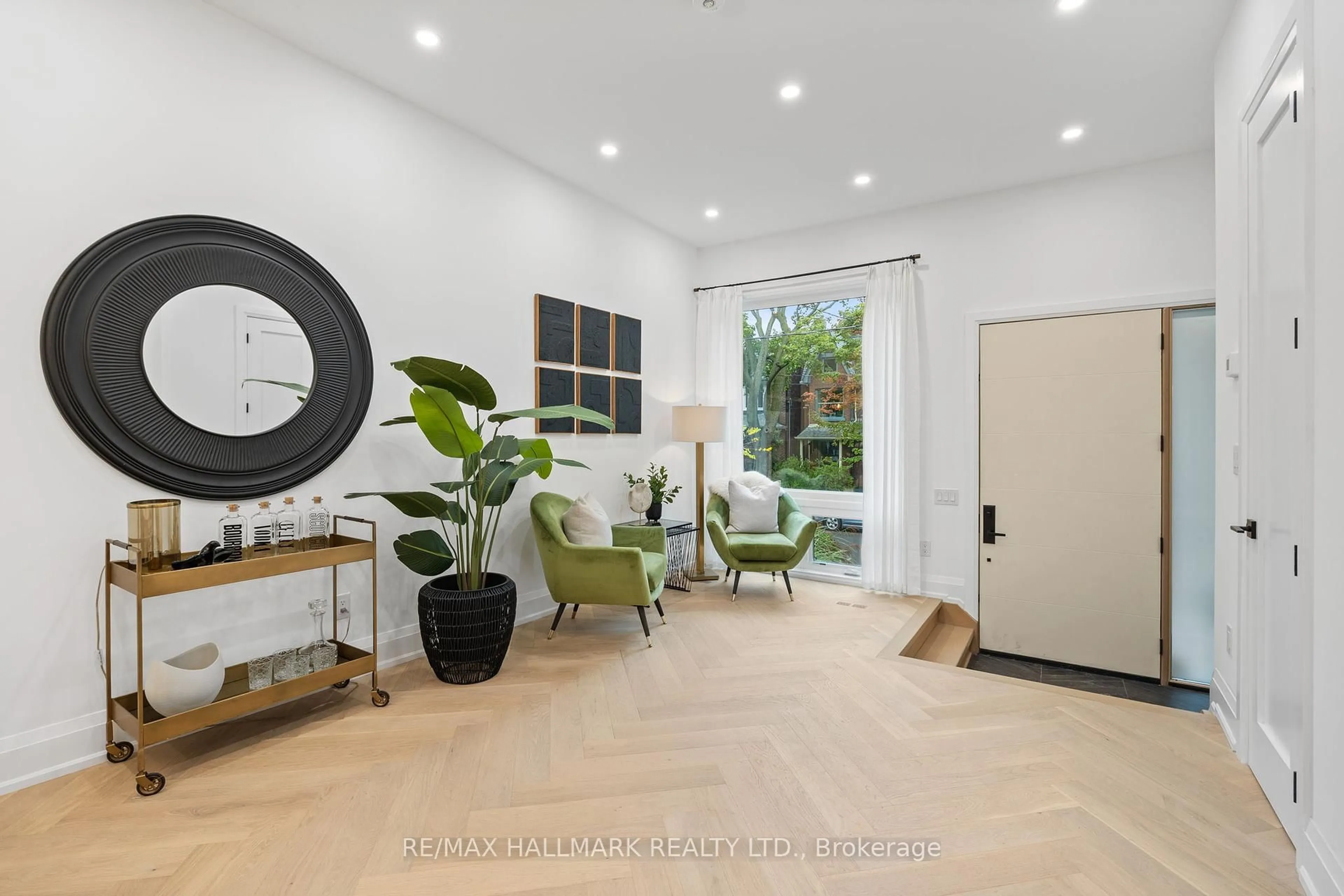 Indoor entryway for 98 Hogarth Ave, Toronto Ontario M4K 1K4