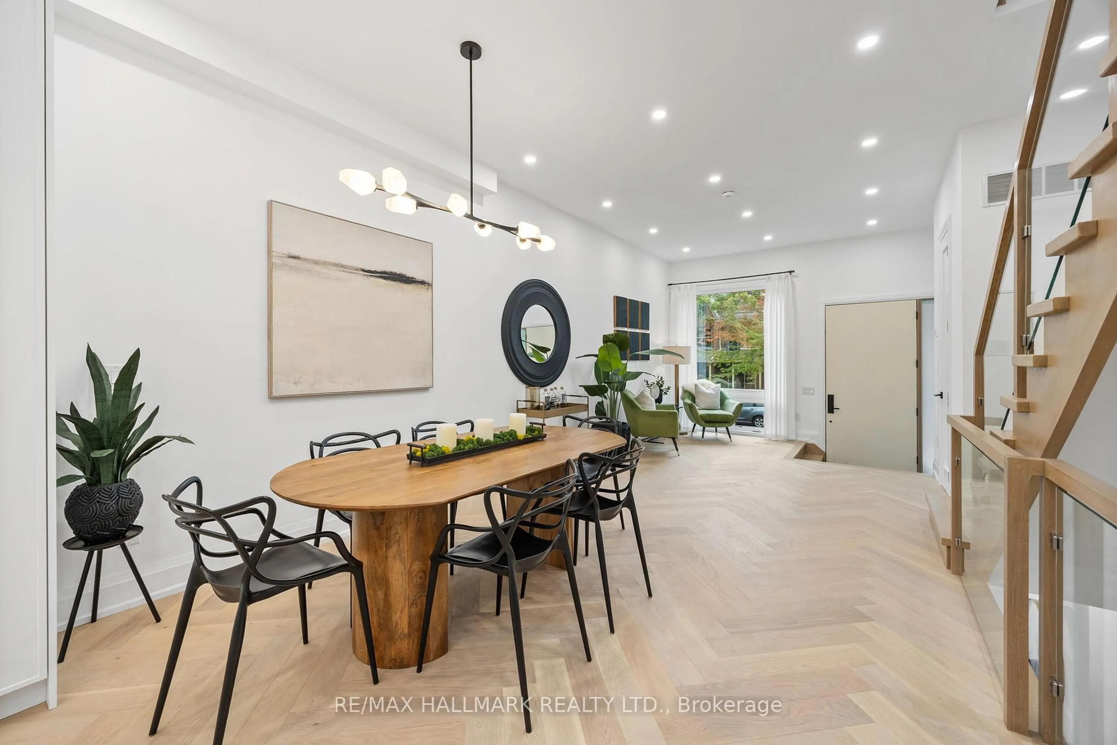 Dining room, unknown for 98 Hogarth Ave, Toronto Ontario M4K 1K4