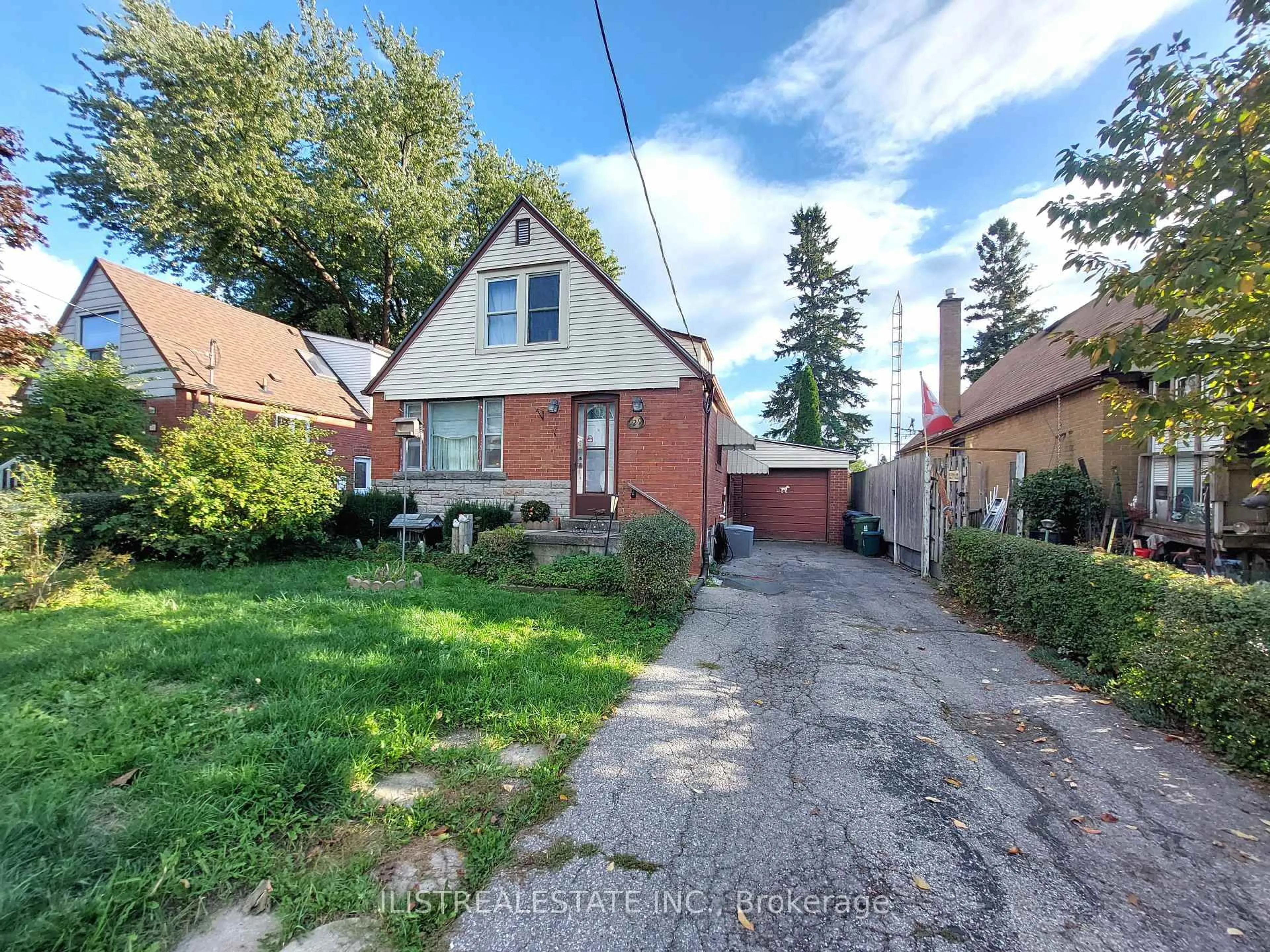 A pic from outside/outdoor area/front of a property/back of a property/a pic from drone, street for 29 Holland Ave, Toronto Ontario M4B 2C4
