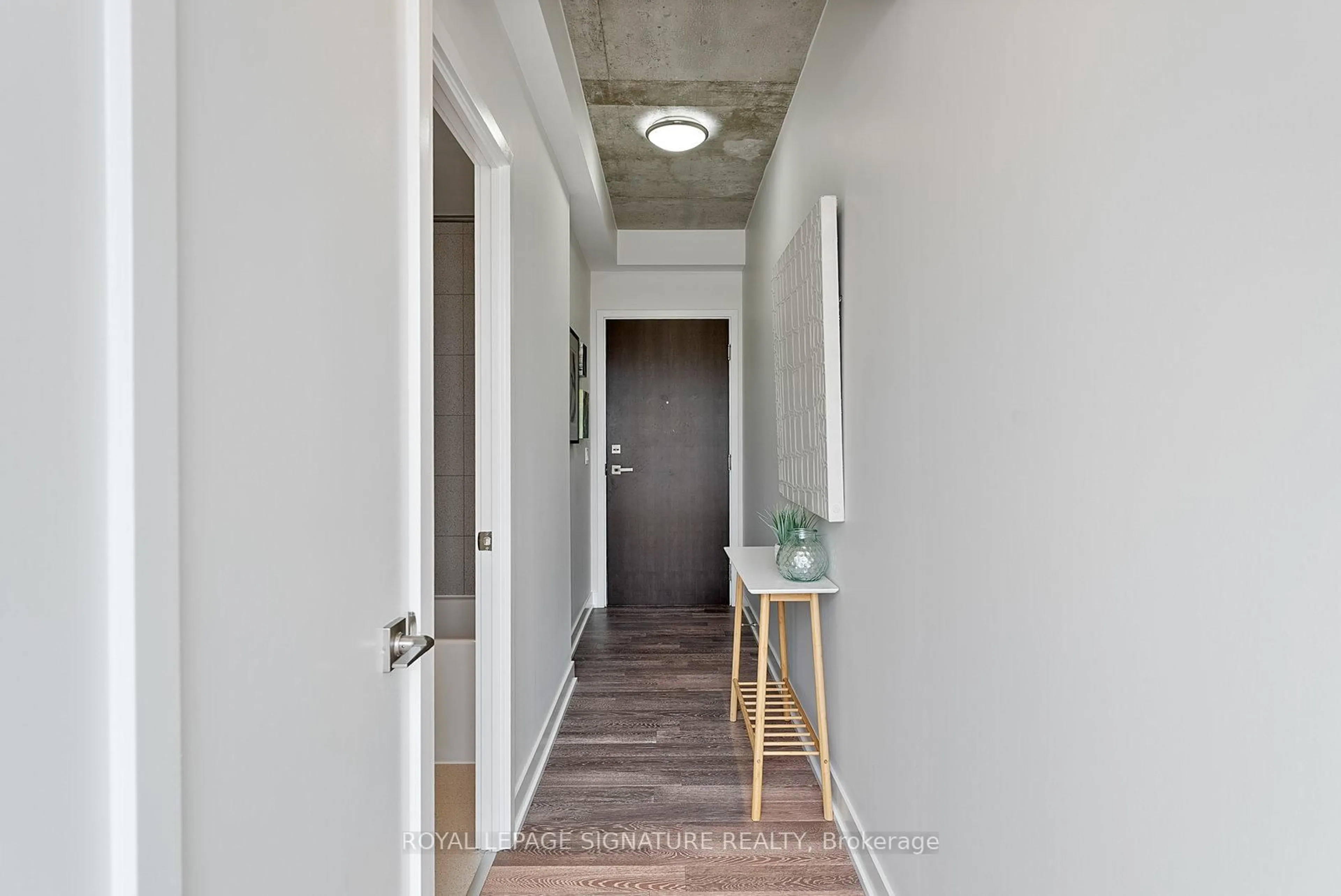 Indoor entryway for 1190 Dundas St #1021, Toronto Ontario M4M 0C5