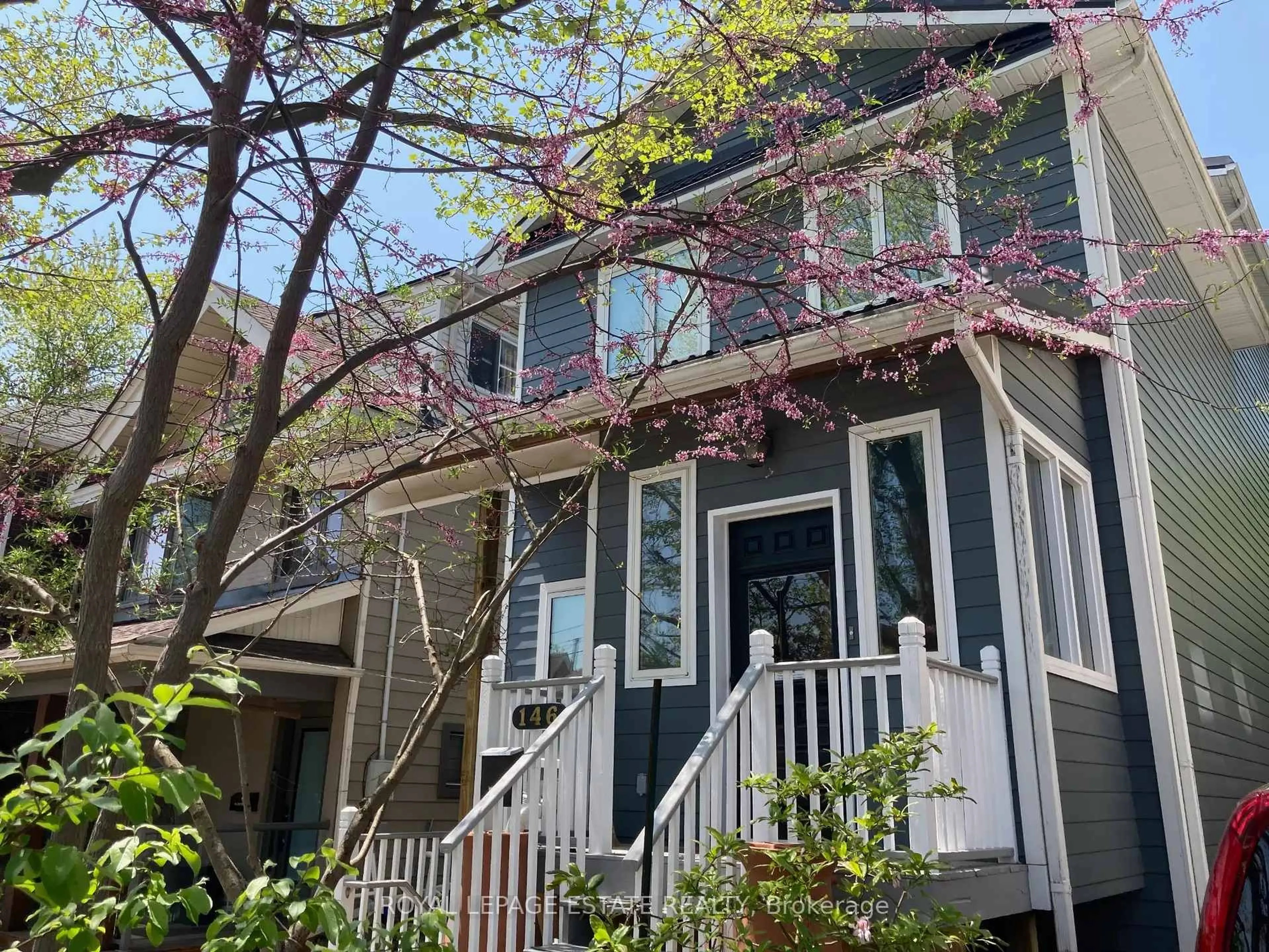 Home with vinyl exterior material, street for 146 Ashdale Ave, Toronto Ontario M4L 2Y9