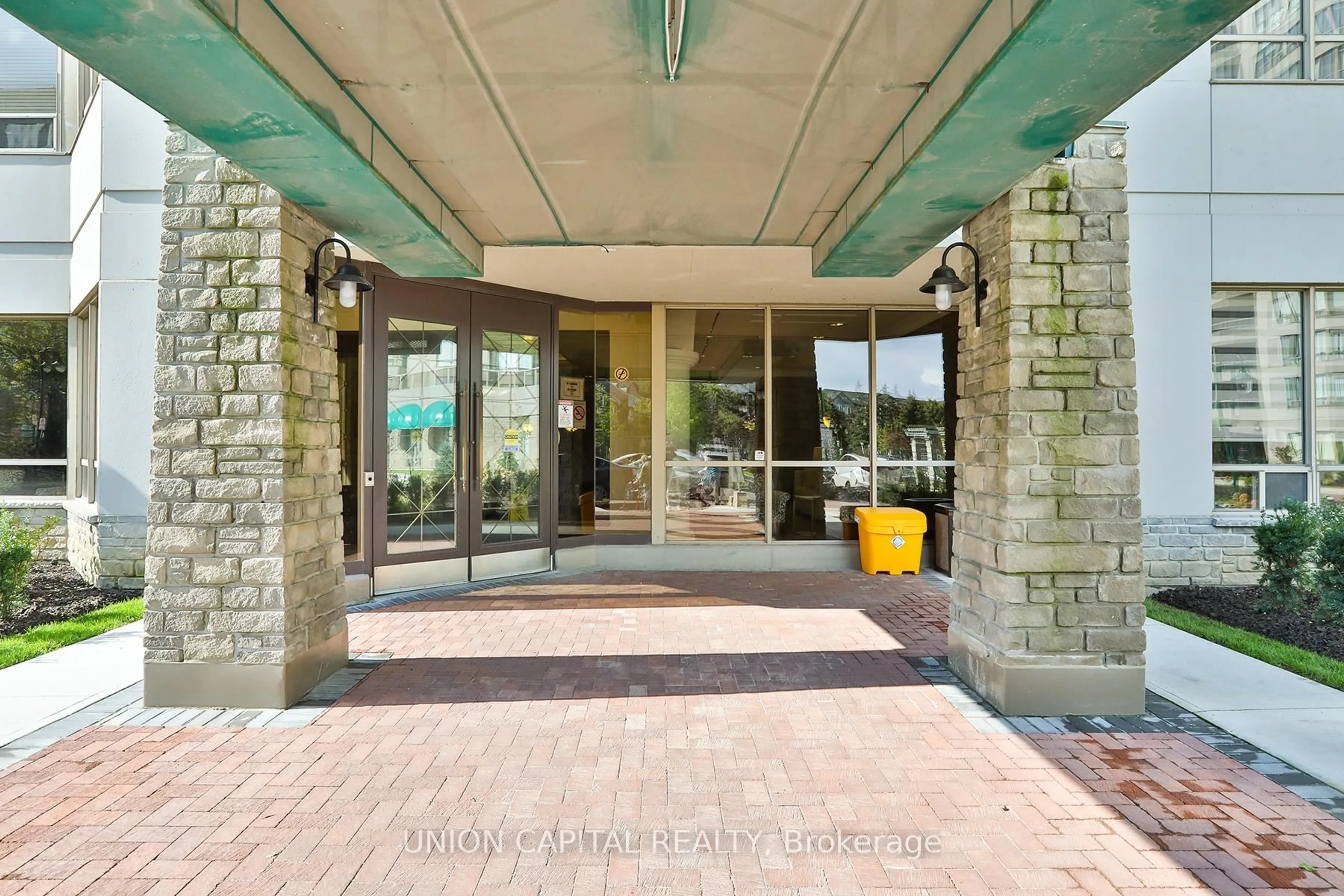Indoor foyer for 138 Bonis Ave #720, Toronto Ontario M1T 3V9
