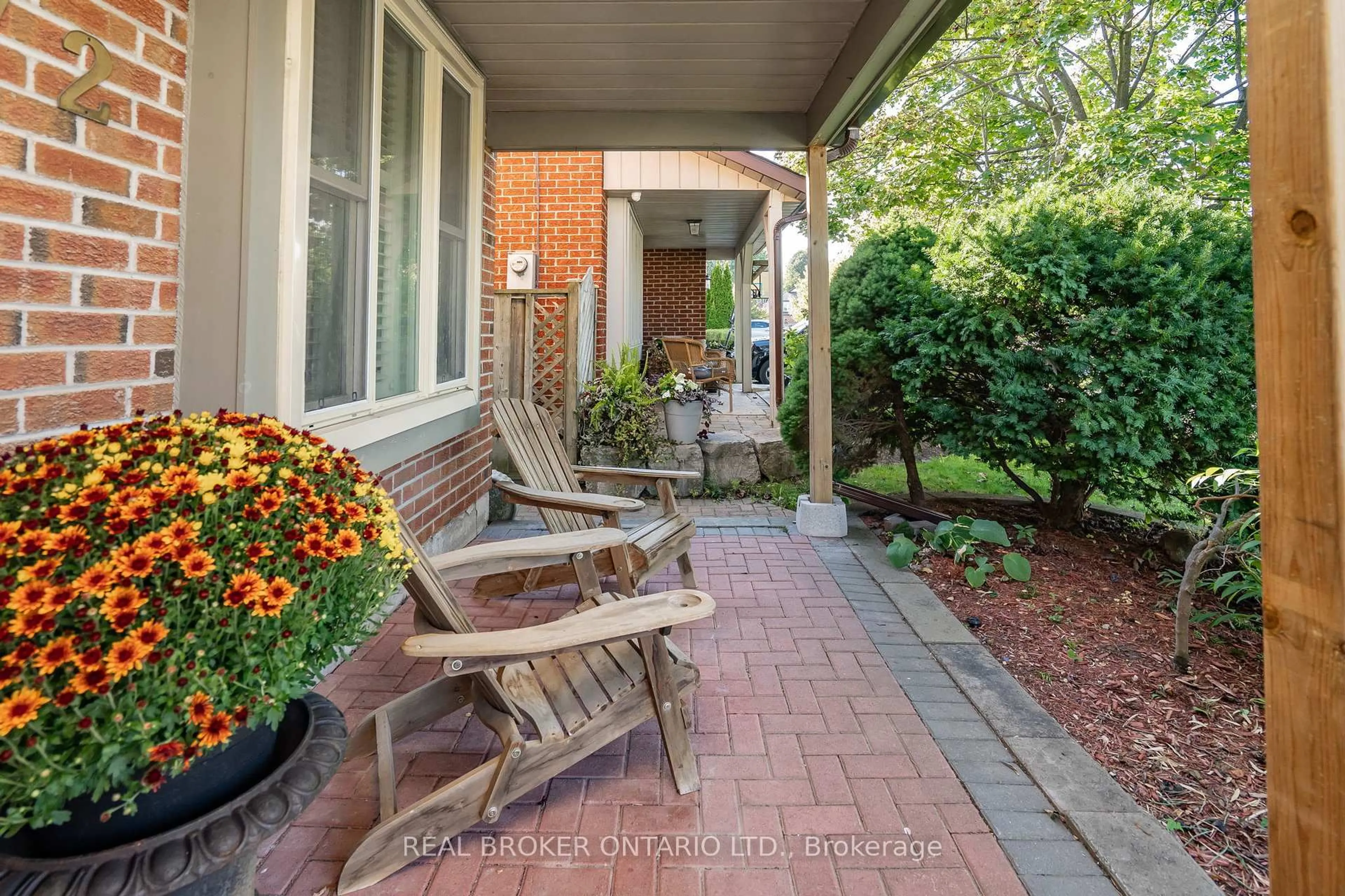 Patio, street for 972 Gablehurst Cres, Pickering Ontario L1V 5G4