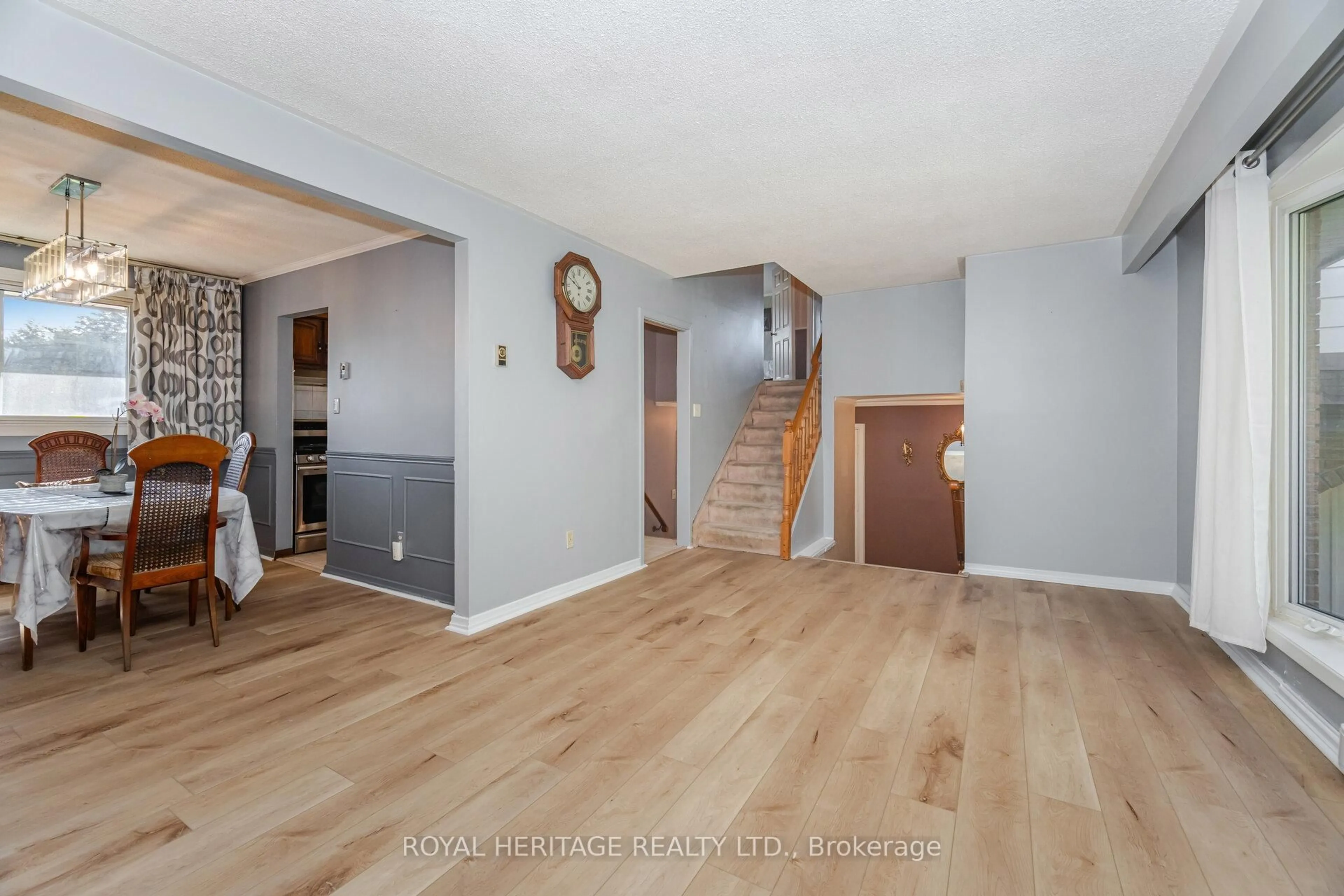 Indoor entryway for 369 Carnaby Crt, Oshawa Ontario L1G 6N7