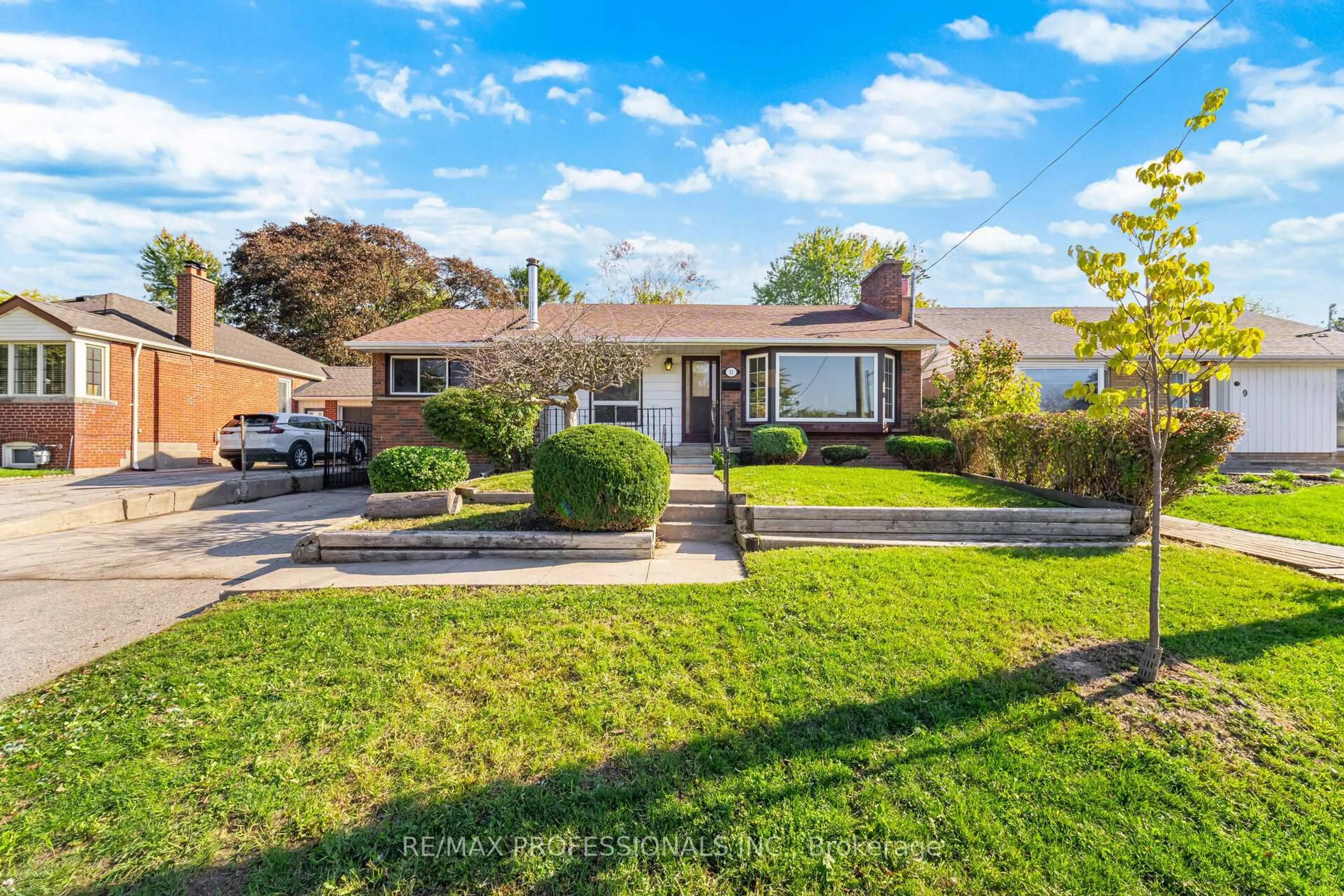 A pic from outside/outdoor area/front of a property/back of a property/a pic from drone, street for 11 Jeanette St, Toronto Ontario M1M 3G2