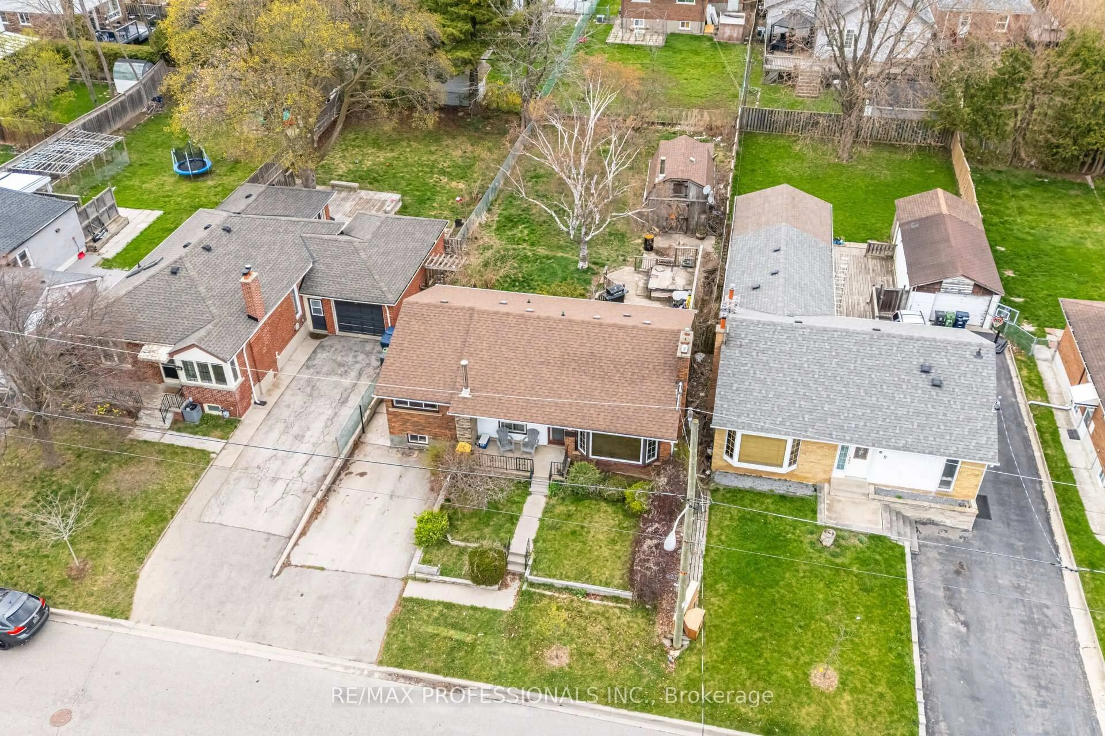 A pic from outside/outdoor area/front of a property/back of a property/a pic from drone, street for 11 Jeanette St, Toronto Ontario M1M 3G2
