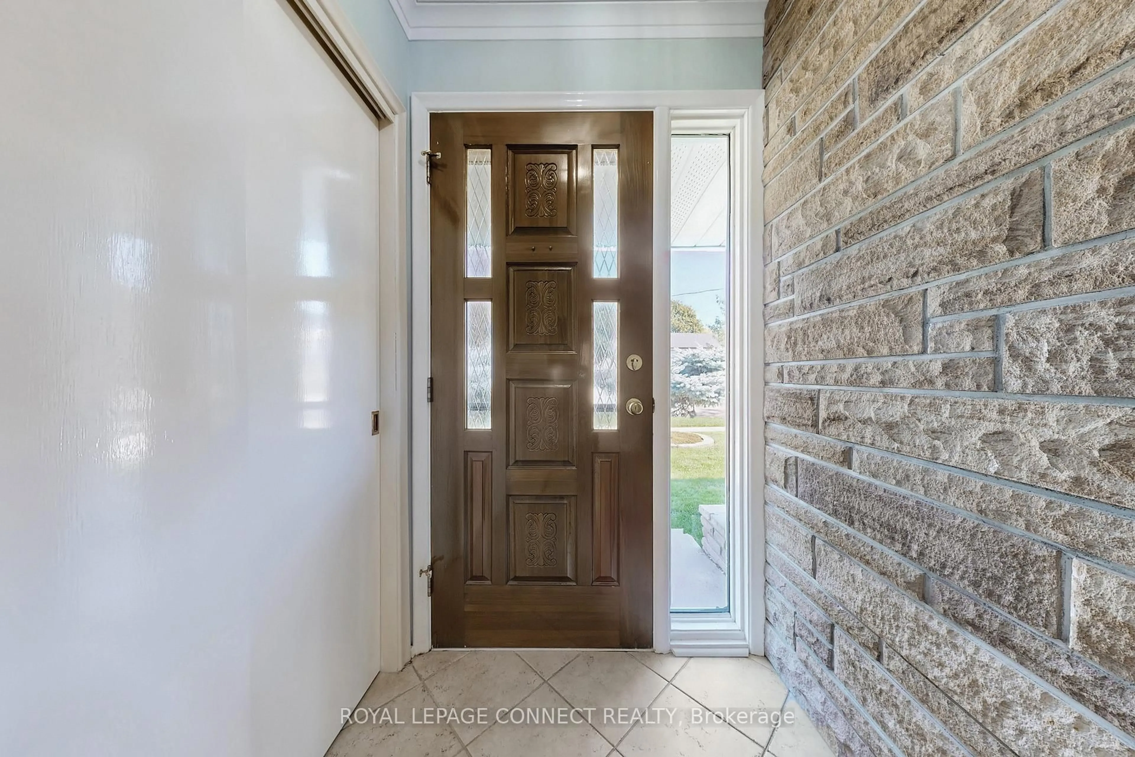 Indoor entryway for 14 Dalehurst Ave, Toronto Ontario M1G 2X8