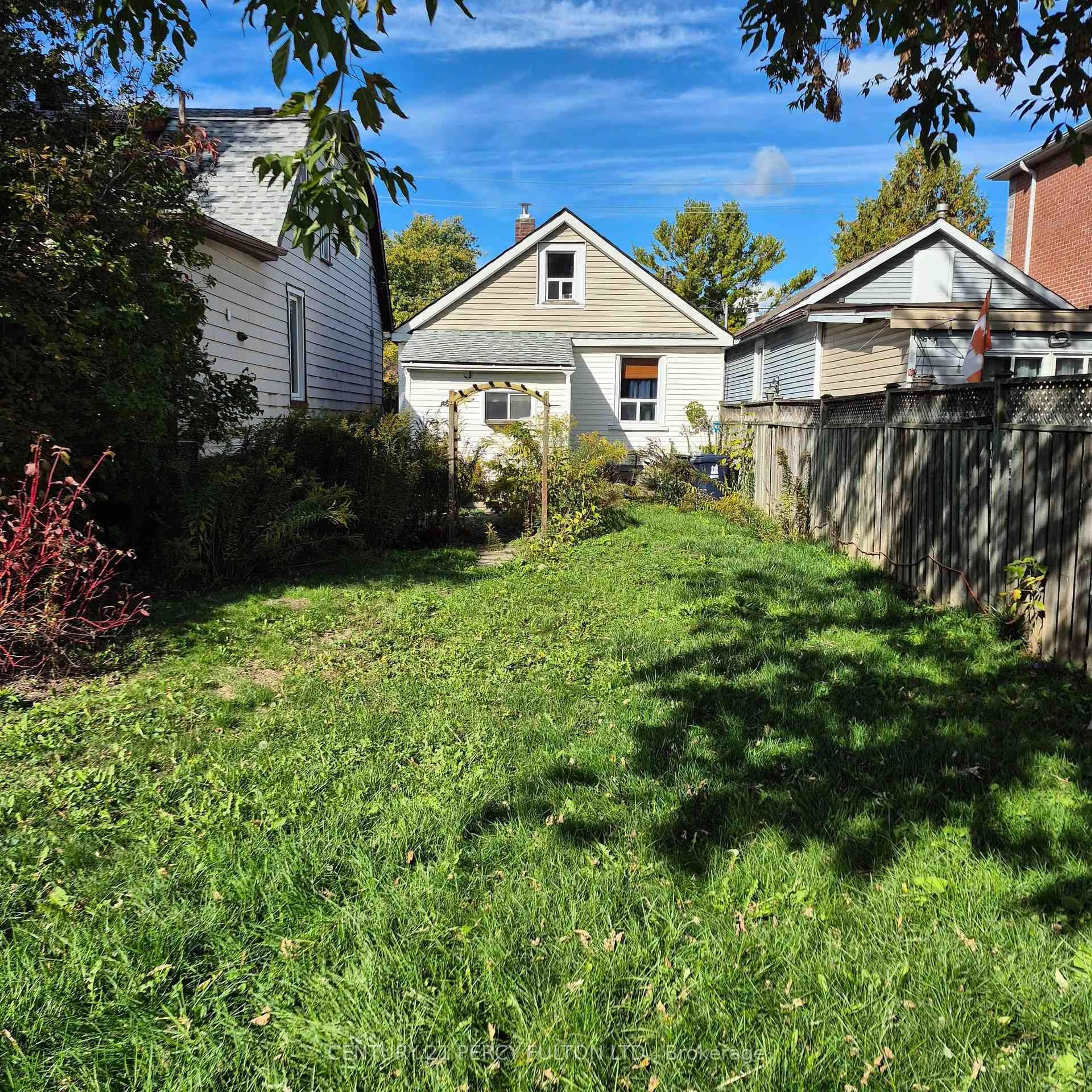 A pic from outside/outdoor area/front of a property/back of a property/a pic from drone, street for 171 Raleigh Ave, Toronto Ontario M1K 1A5