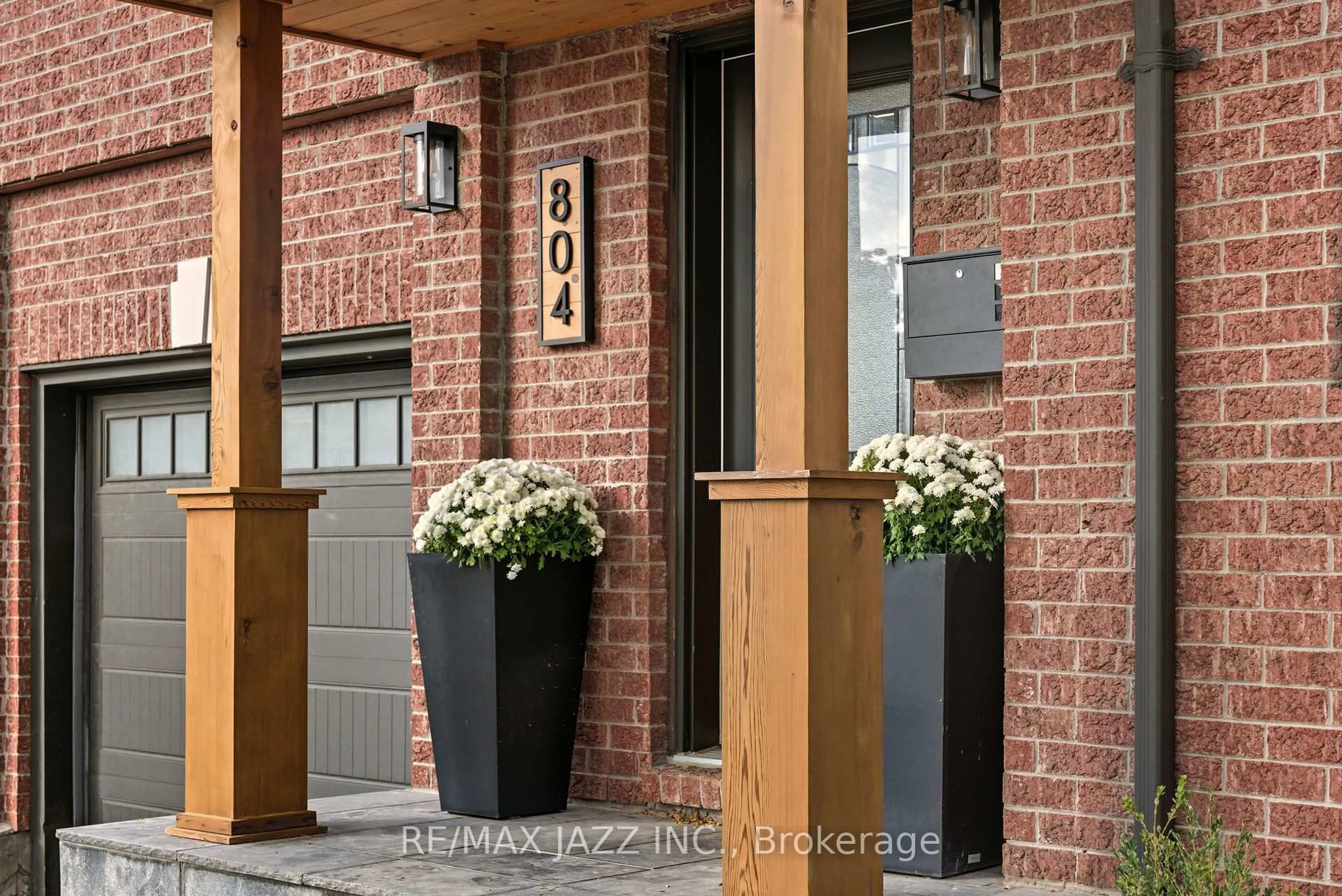 Indoor entryway for 804 Beatrice St, Oshawa Ontario L1K 2H7