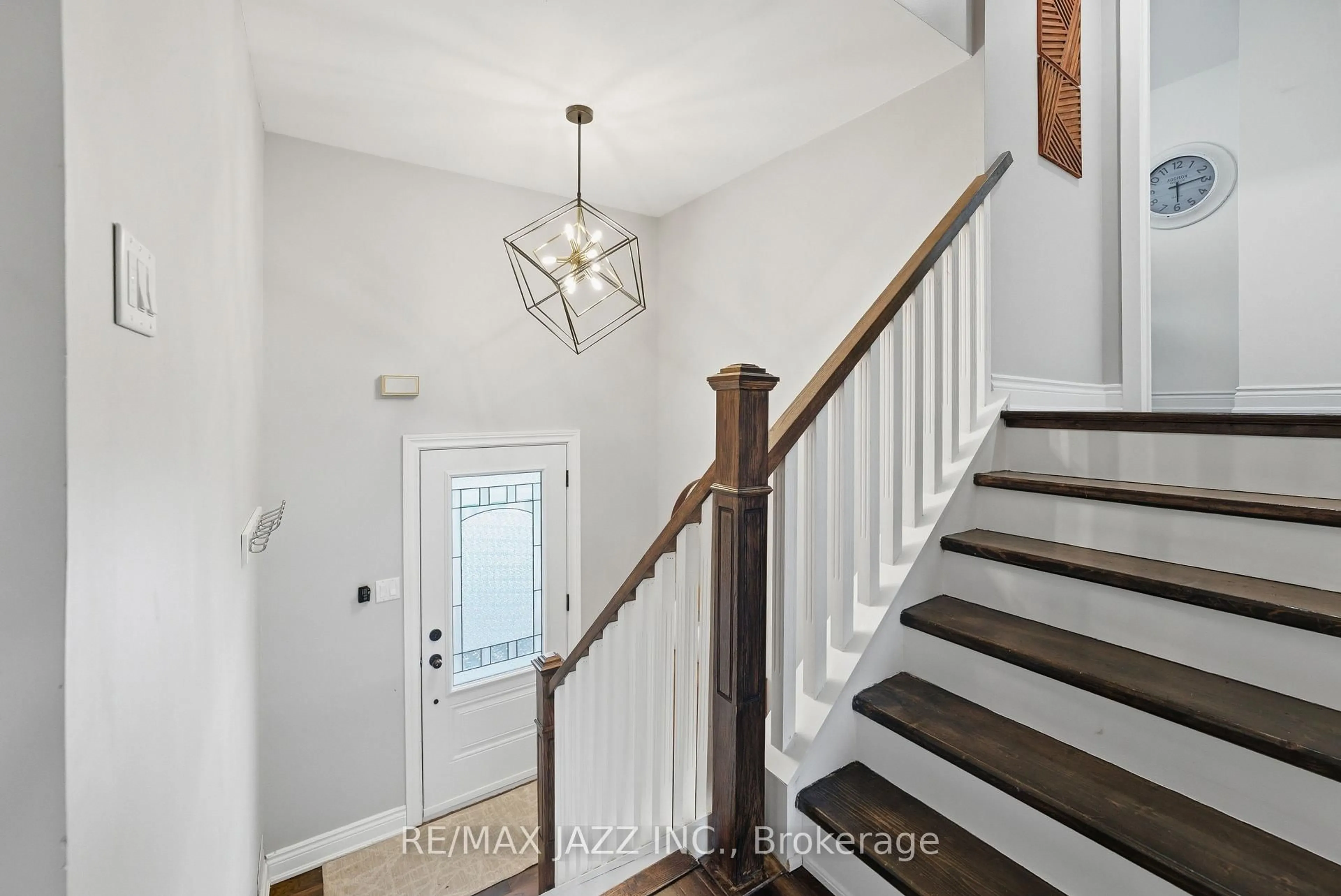 Indoor entryway for 804 Beatrice St, Oshawa Ontario L1K 2H7