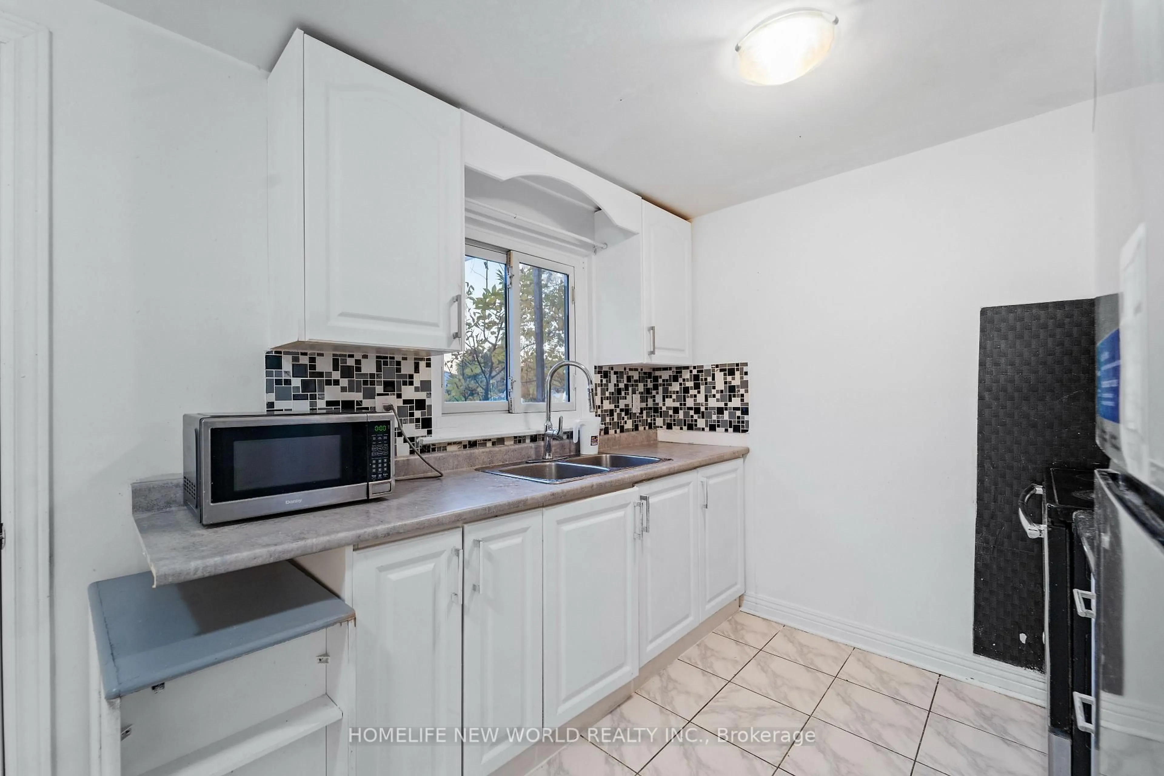 Standard kitchen, ceramic/tile floor for 3 Brisbourne Grve, Toronto Ontario M1B 1P2