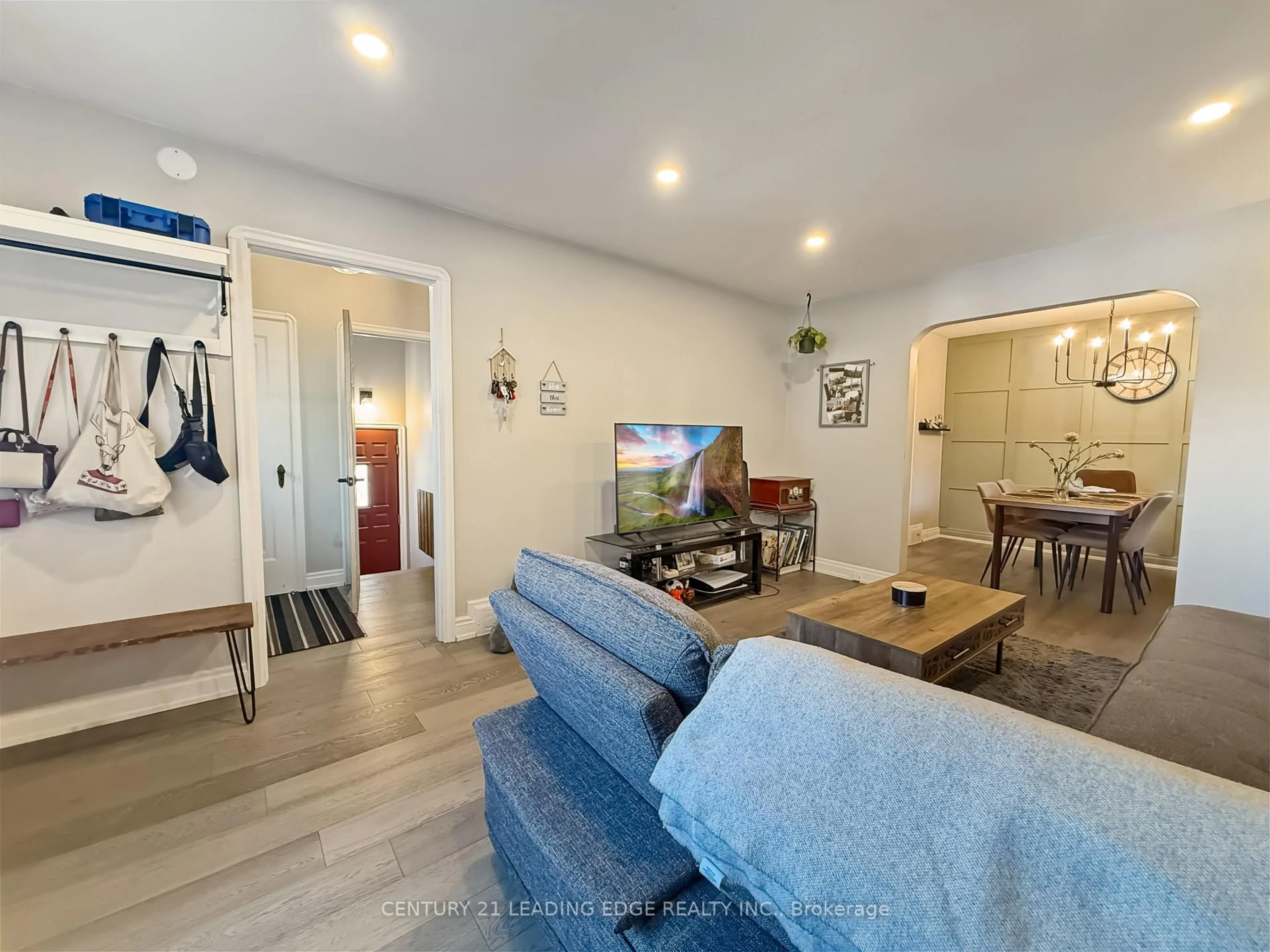 Living room with furniture, unknown for 501 Bond St, Oshawa Ontario L1G 1C2