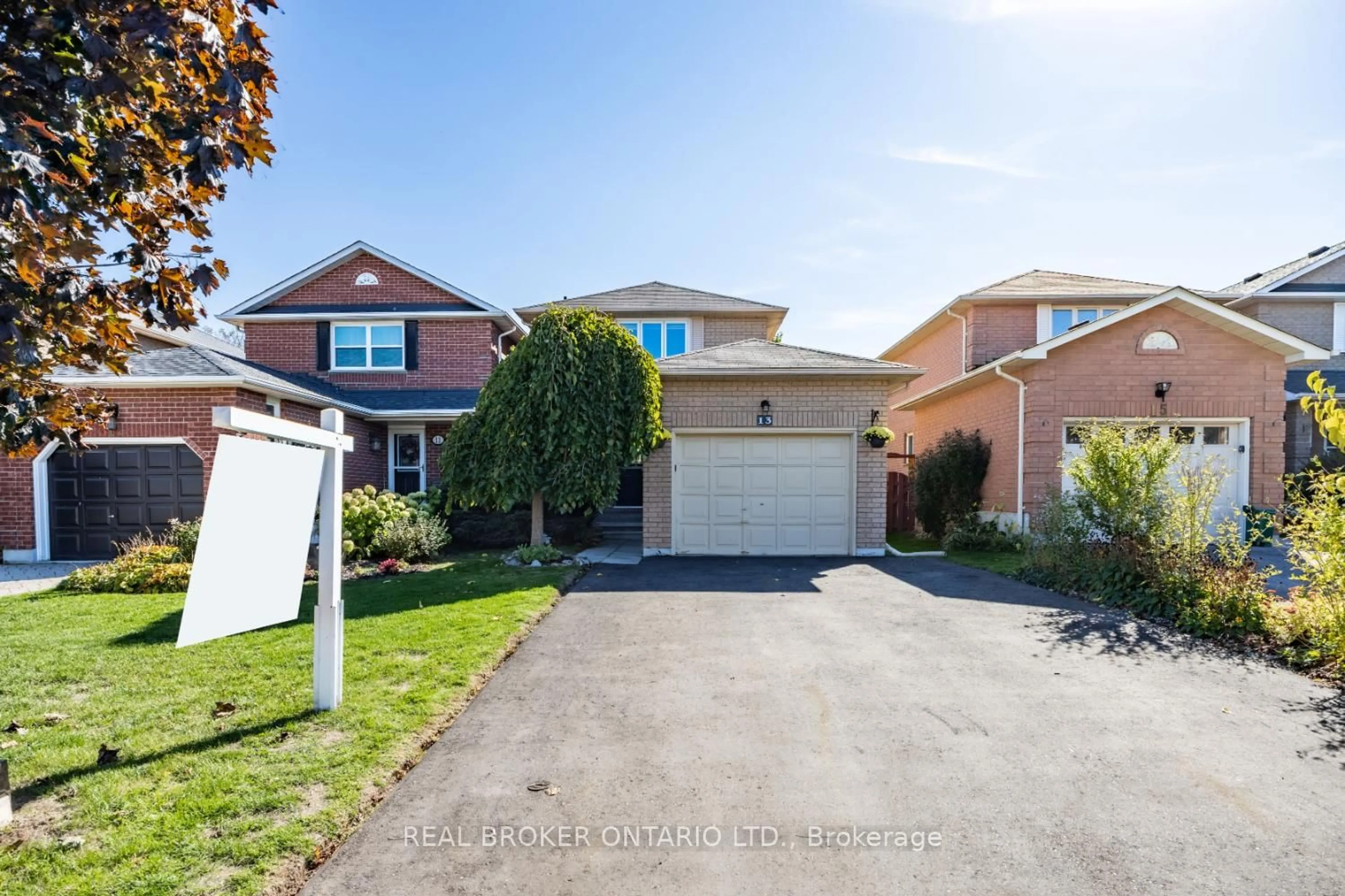 A pic from outside/outdoor area/front of a property/back of a property/a pic from drone, street for 13 Fieldcrest Ave, Clarington Ontario L1E 2X3