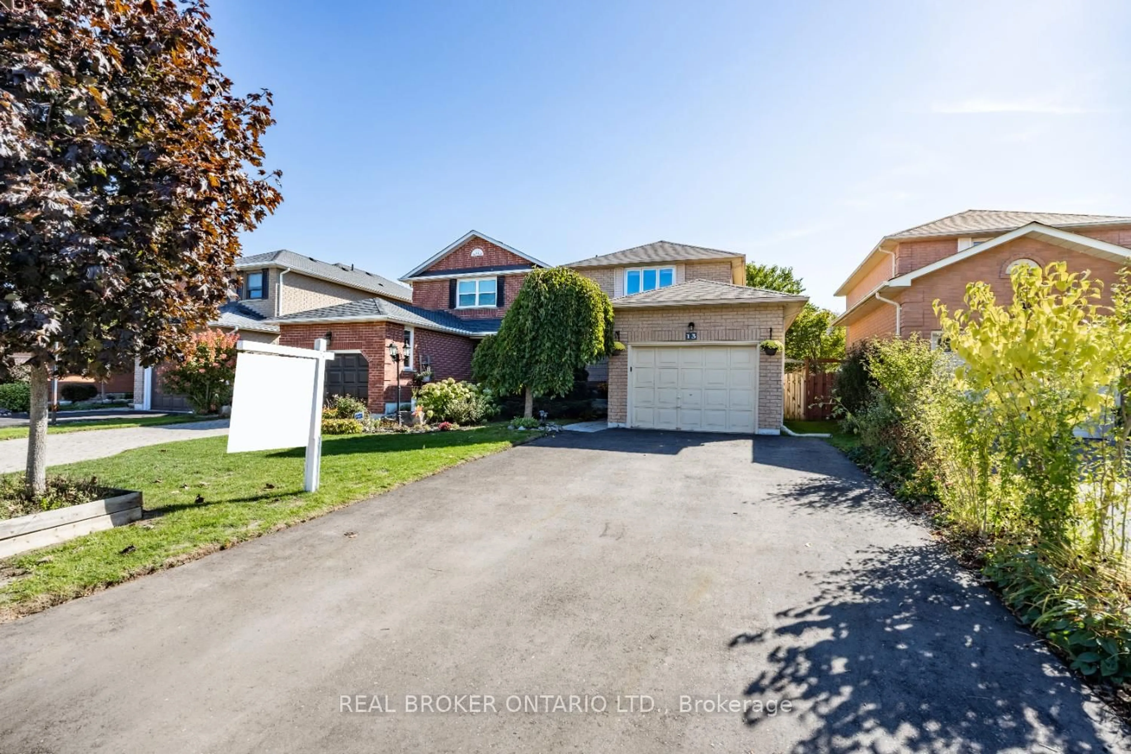 A pic from outside/outdoor area/front of a property/back of a property/a pic from drone, street for 13 Fieldcrest Ave, Clarington Ontario L1E 2X3