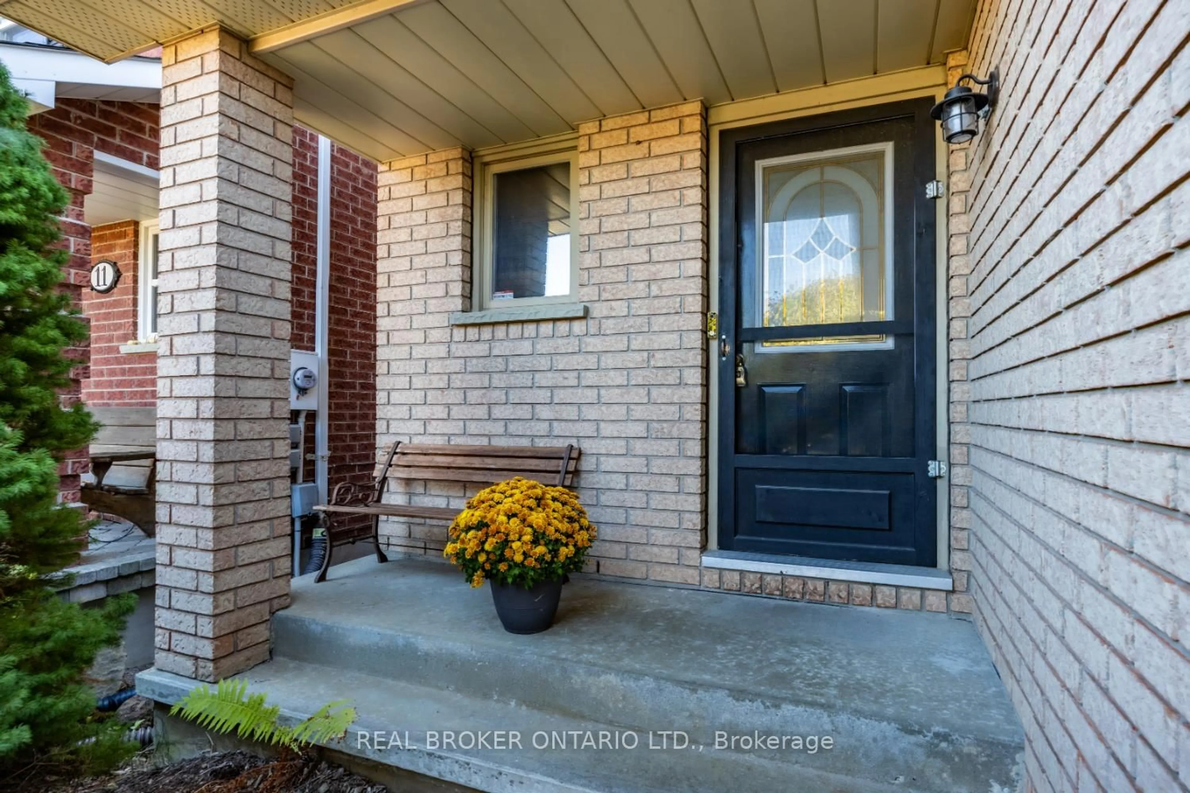 Indoor entryway for 13 Fieldcrest Ave, Clarington Ontario L1E 2X3