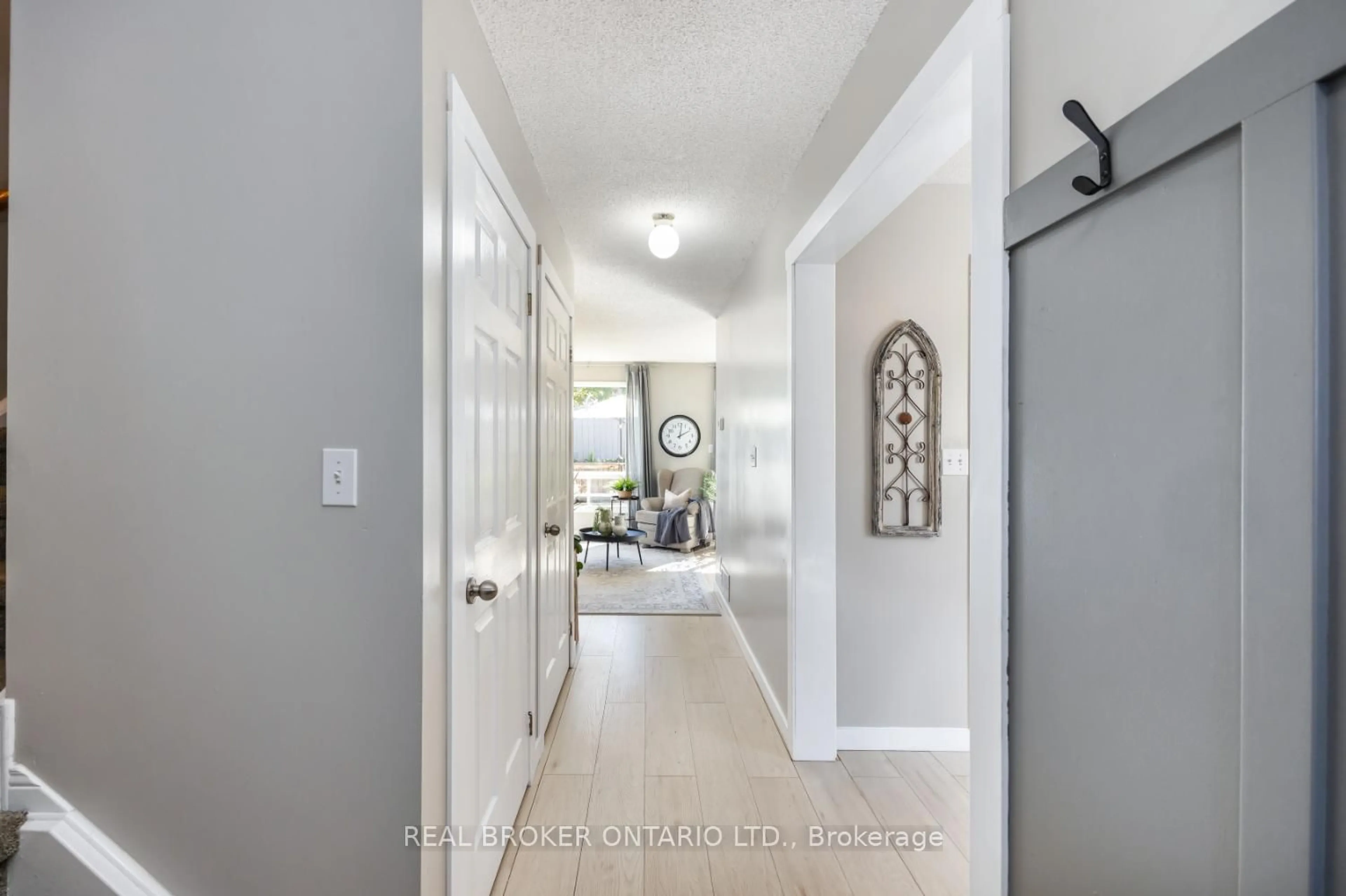 Indoor entryway for 13 Fieldcrest Ave, Clarington Ontario L1E 2X3