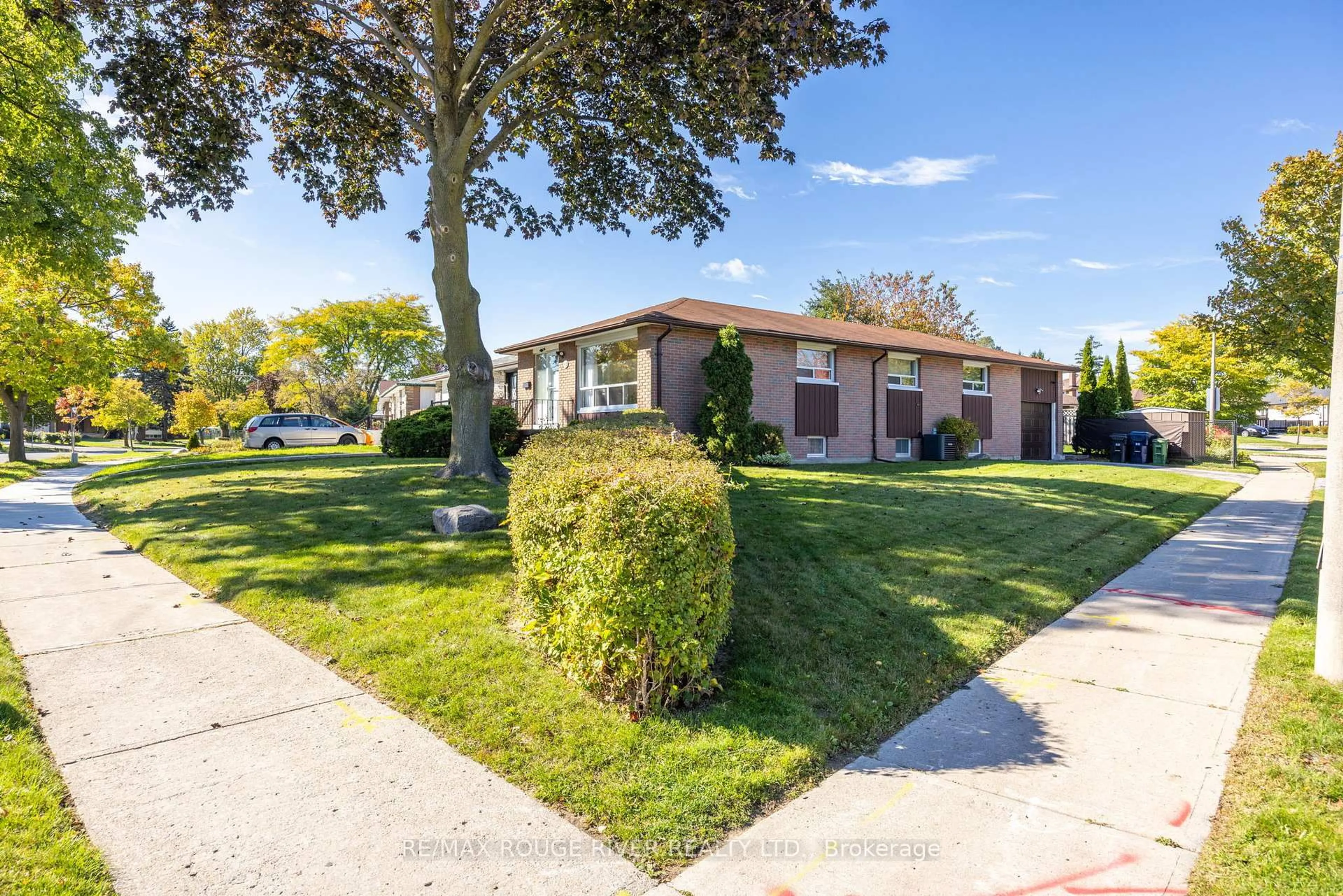 A pic from outside/outdoor area/front of a property/back of a property/a pic from drone, street for 412 Brimorton Dr, Toronto Ontario M1H 2E3