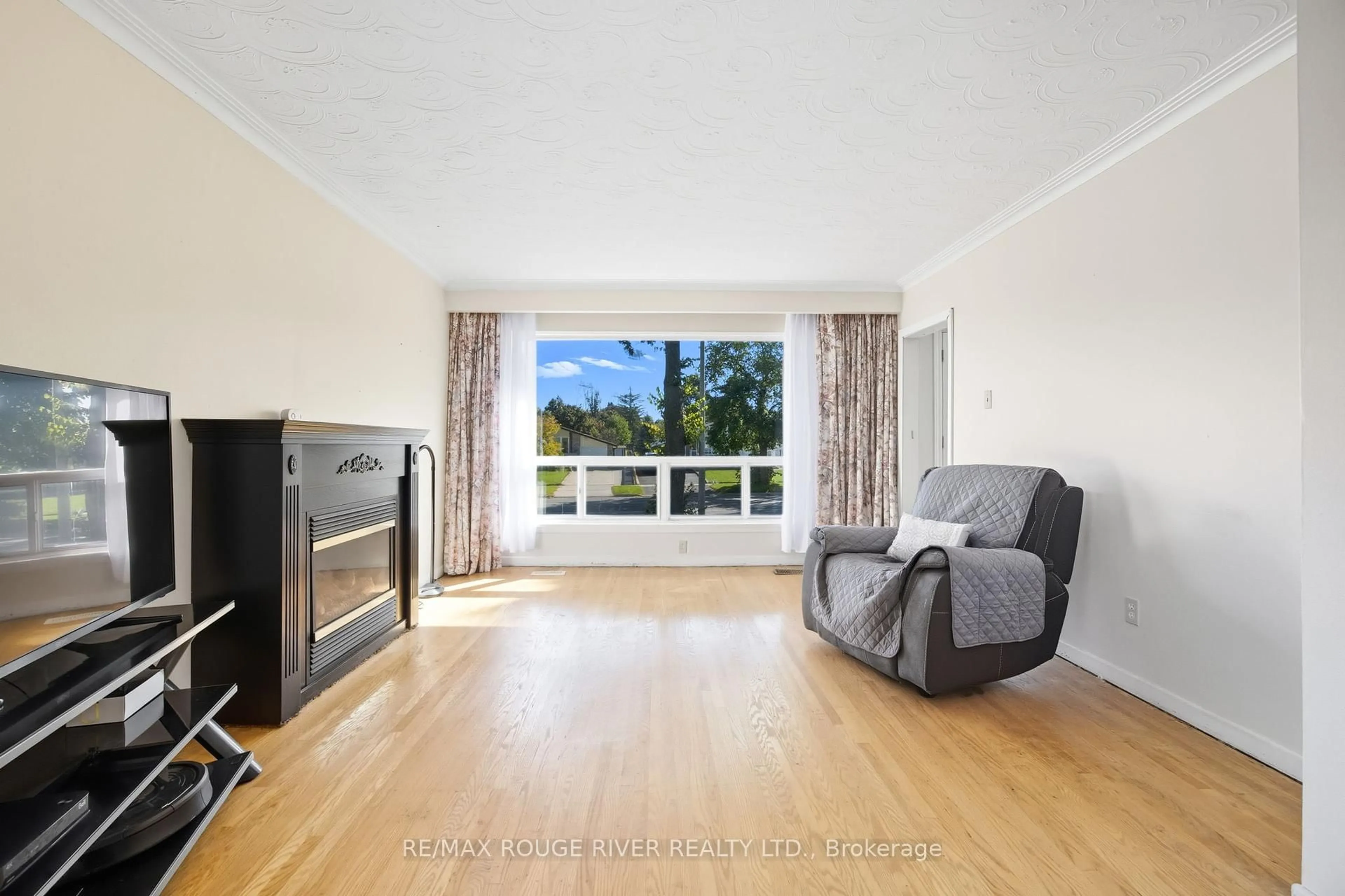 Living room with furniture, unknown for 412 Brimorton Dr, Toronto Ontario M1H 2E3