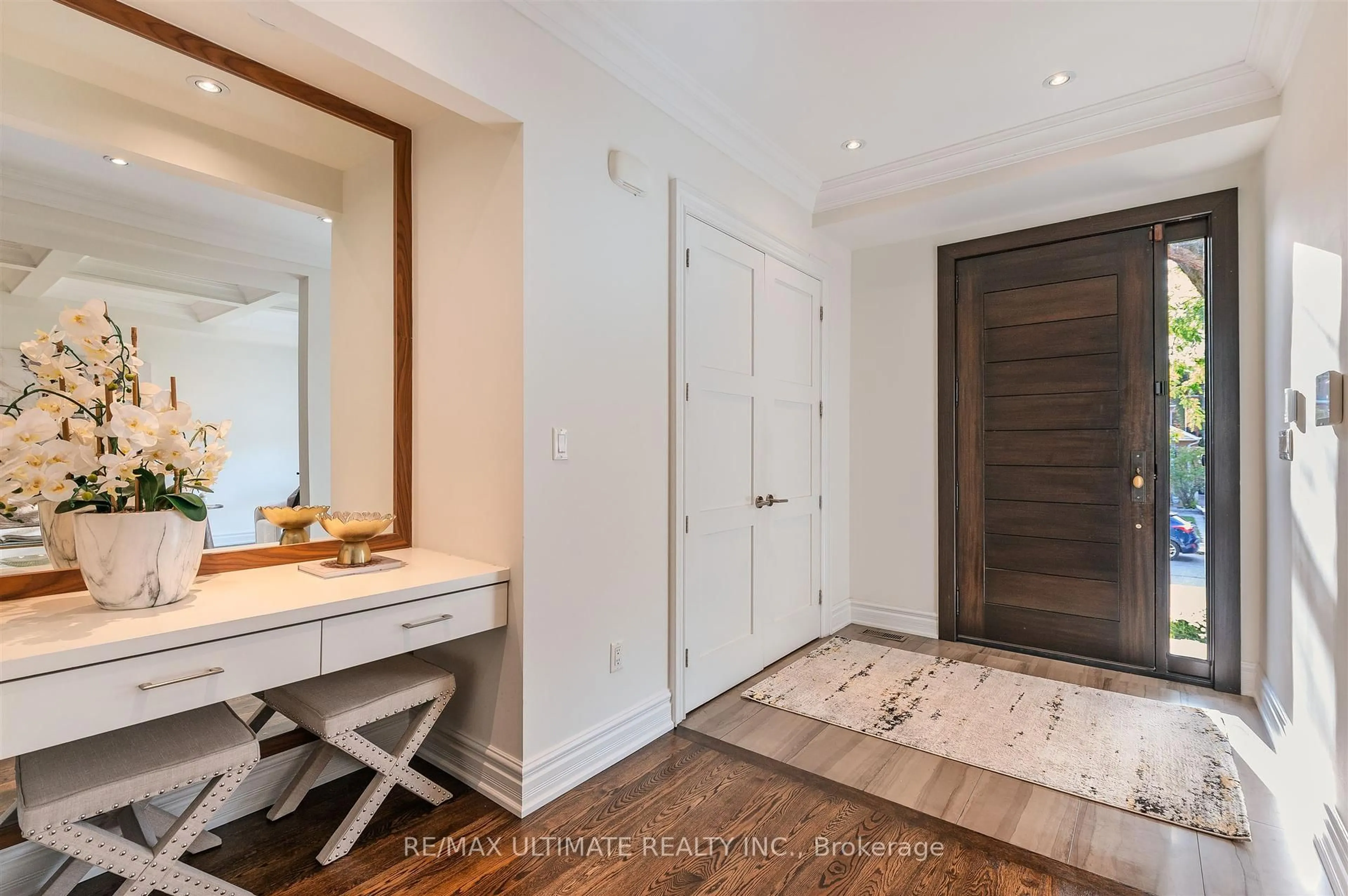 Indoor entryway for 21 Ashall Blvd, Toronto Ontario M4B 3C2