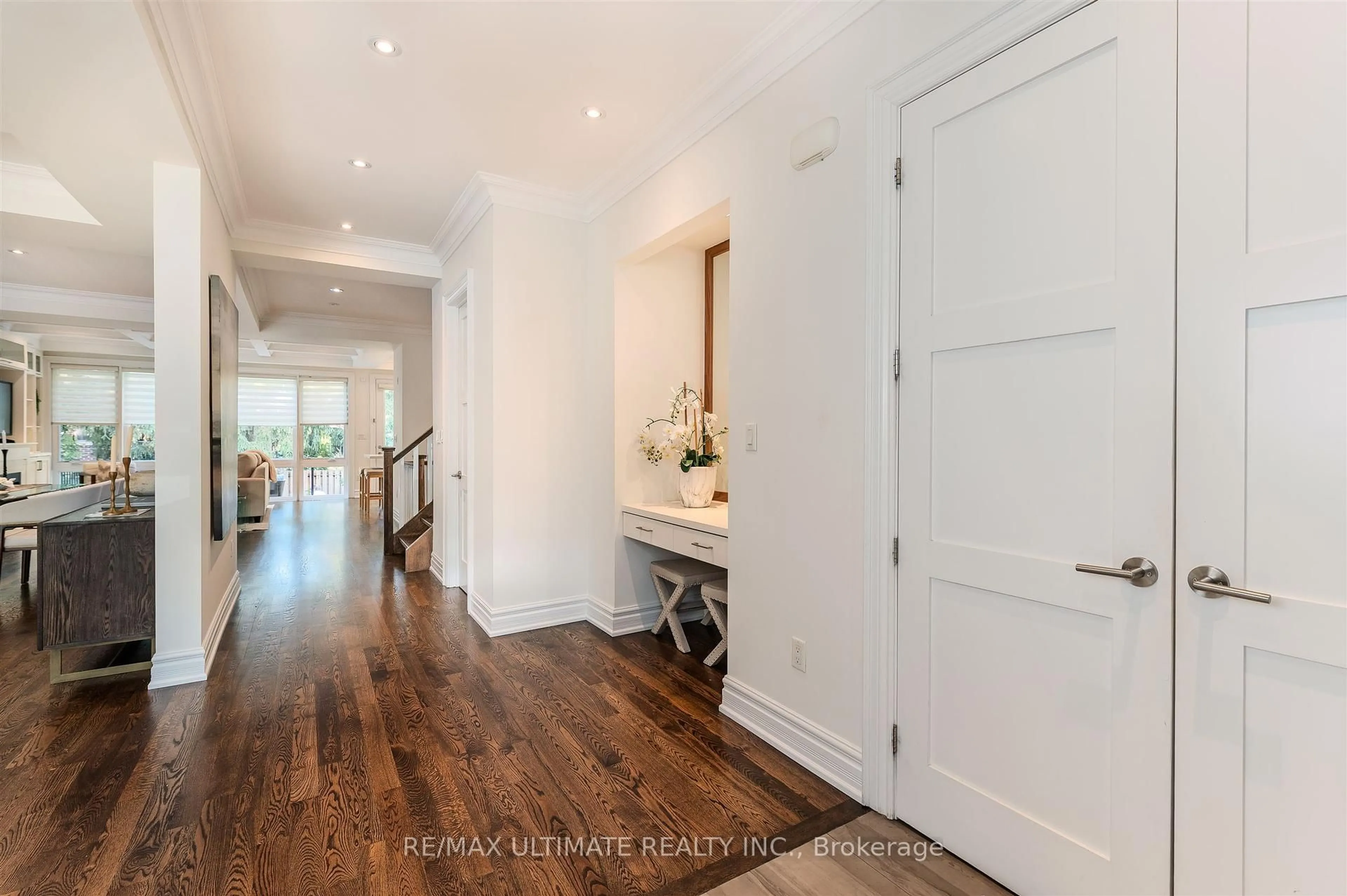 Indoor entryway for 21 Ashall Blvd, Toronto Ontario M4B 3C2