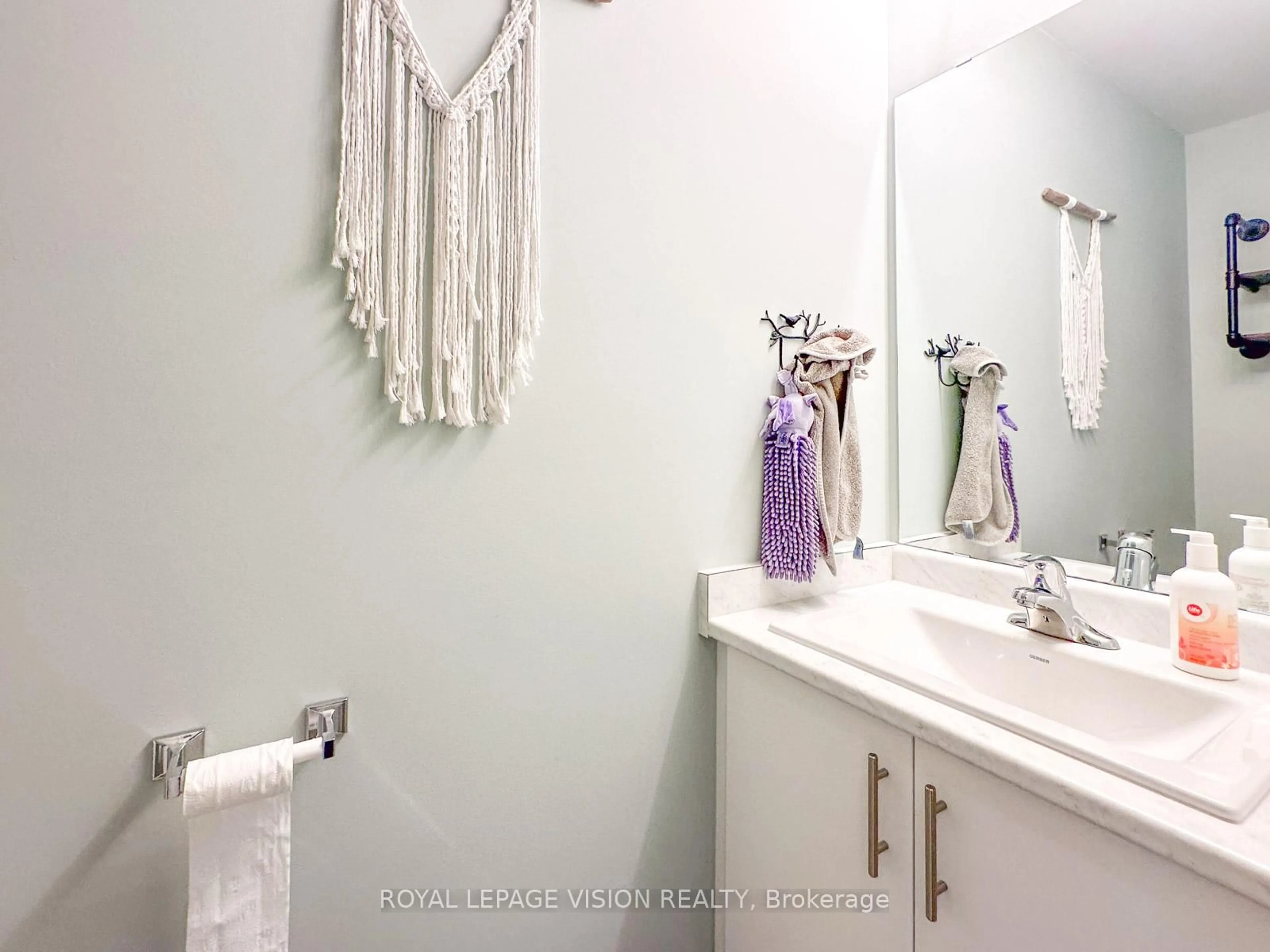 Standard bathroom, unknown for 74 Caspian Sq, Clarington Ontario L1C 7G4