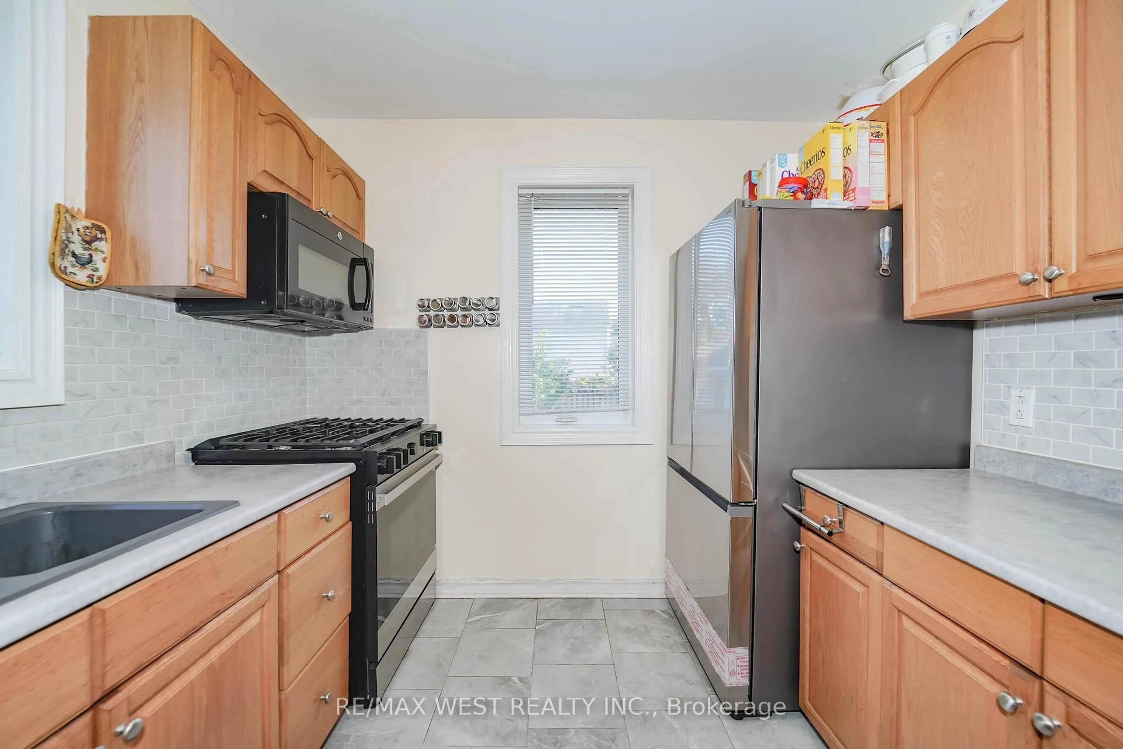 Standard kitchen, ceramic/tile floor for 293 Frontenac Ave, Oshawa Ontario L1J 2A5