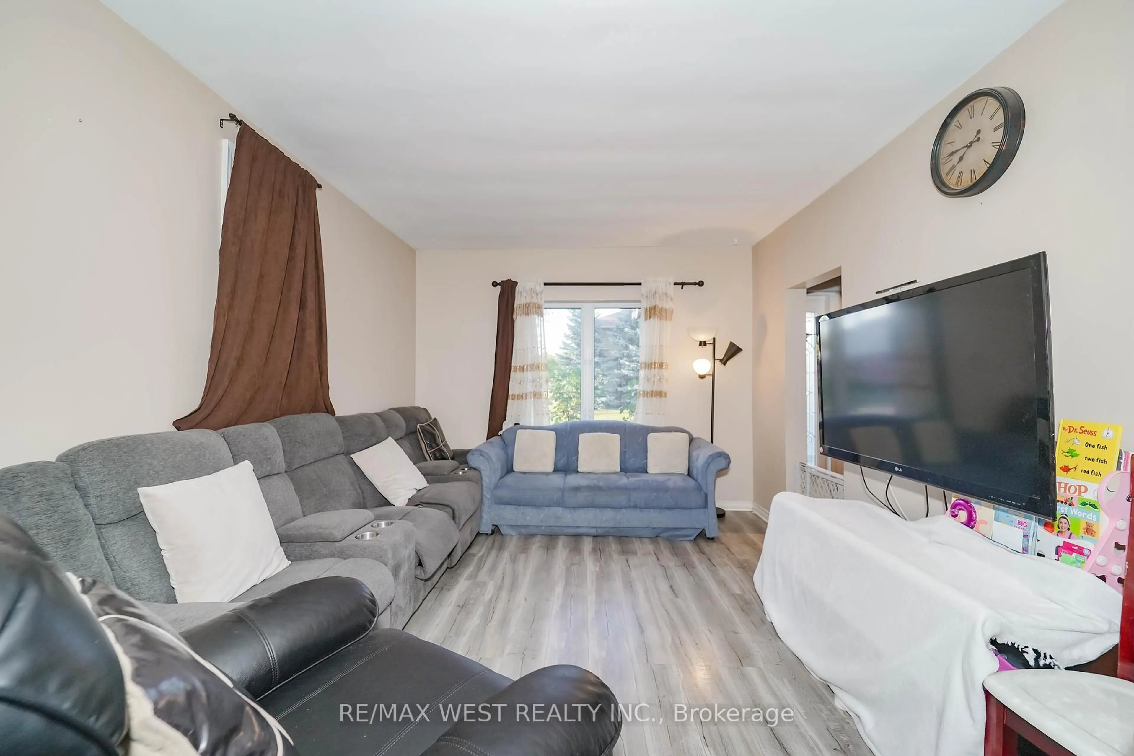 Living room with furniture, unknown for 293 Frontenac Ave, Oshawa Ontario L1J 2A5