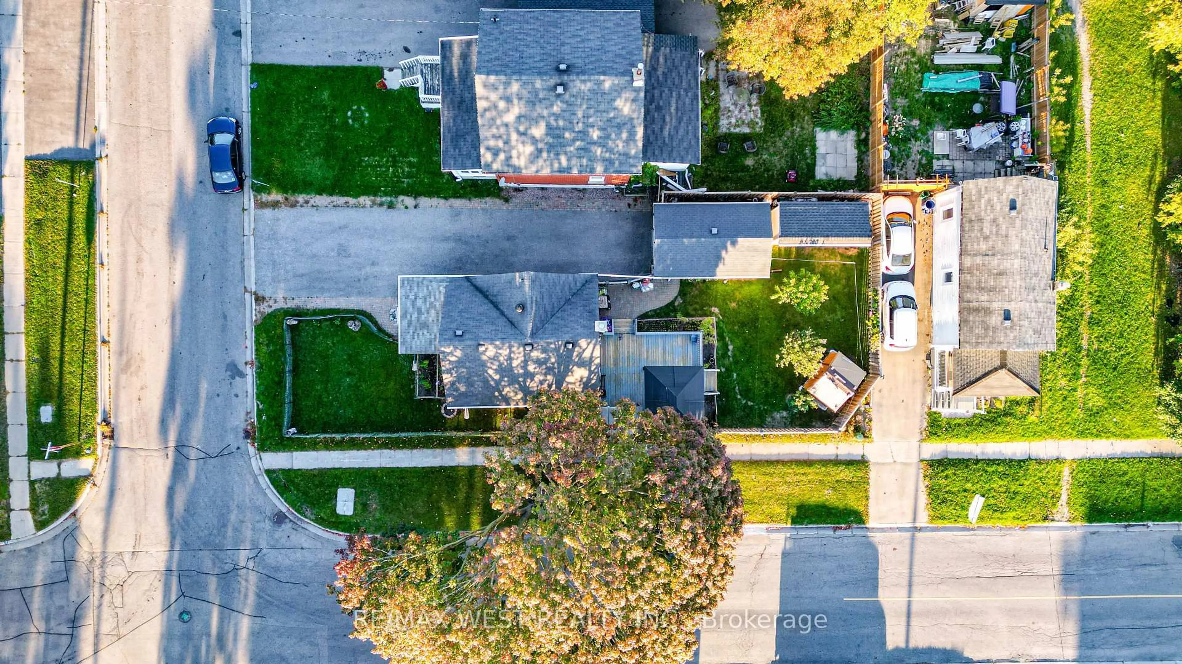 A pic from outside/outdoor area/front of a property/back of a property/a pic from drone, street for 293 Frontenac Ave, Oshawa Ontario L1J 2A5
