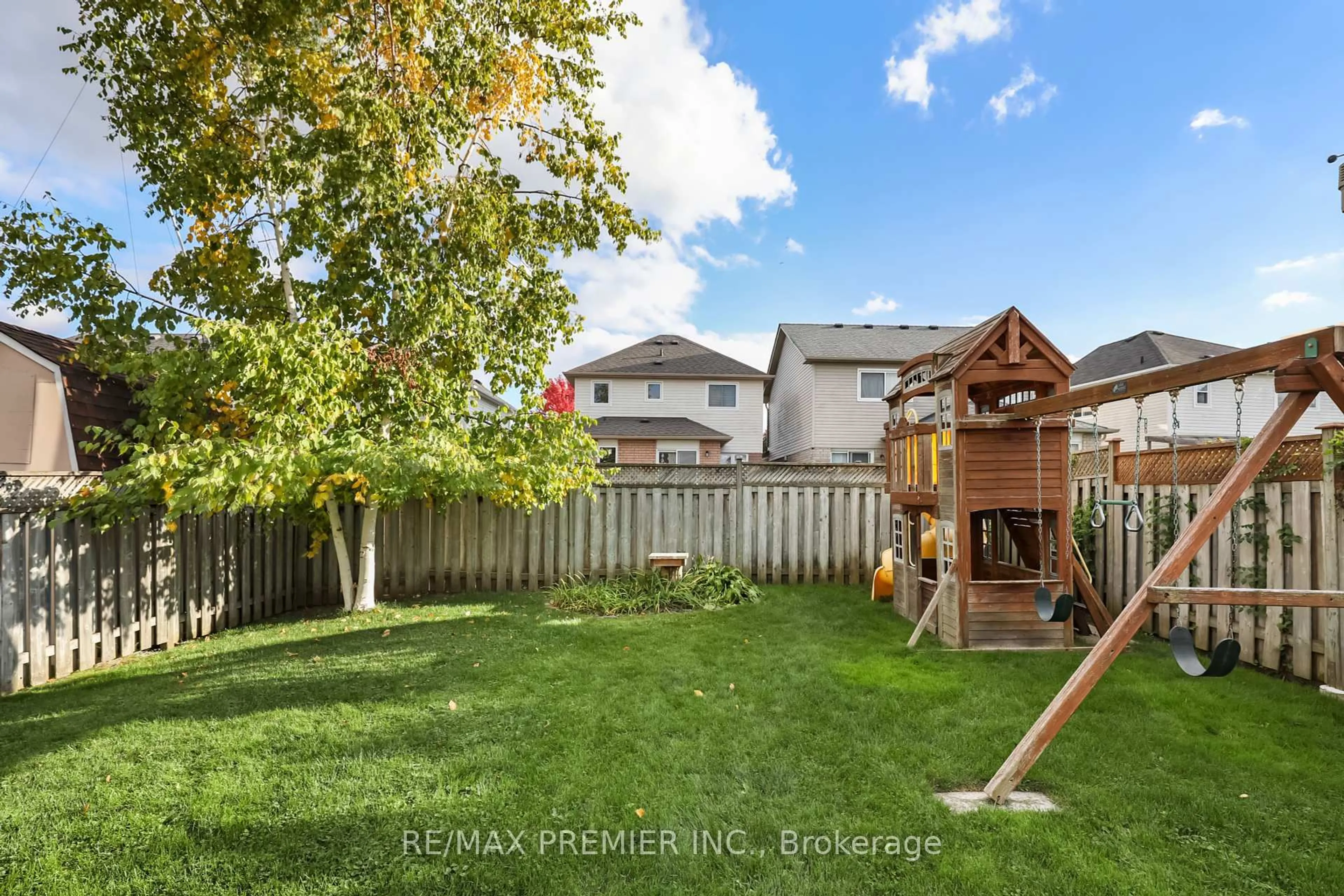 A pic from outside/outdoor area/front of a property/back of a property/a pic from drone, street for 44 Brandon Rd, Scugog Ontario L9L 1S8