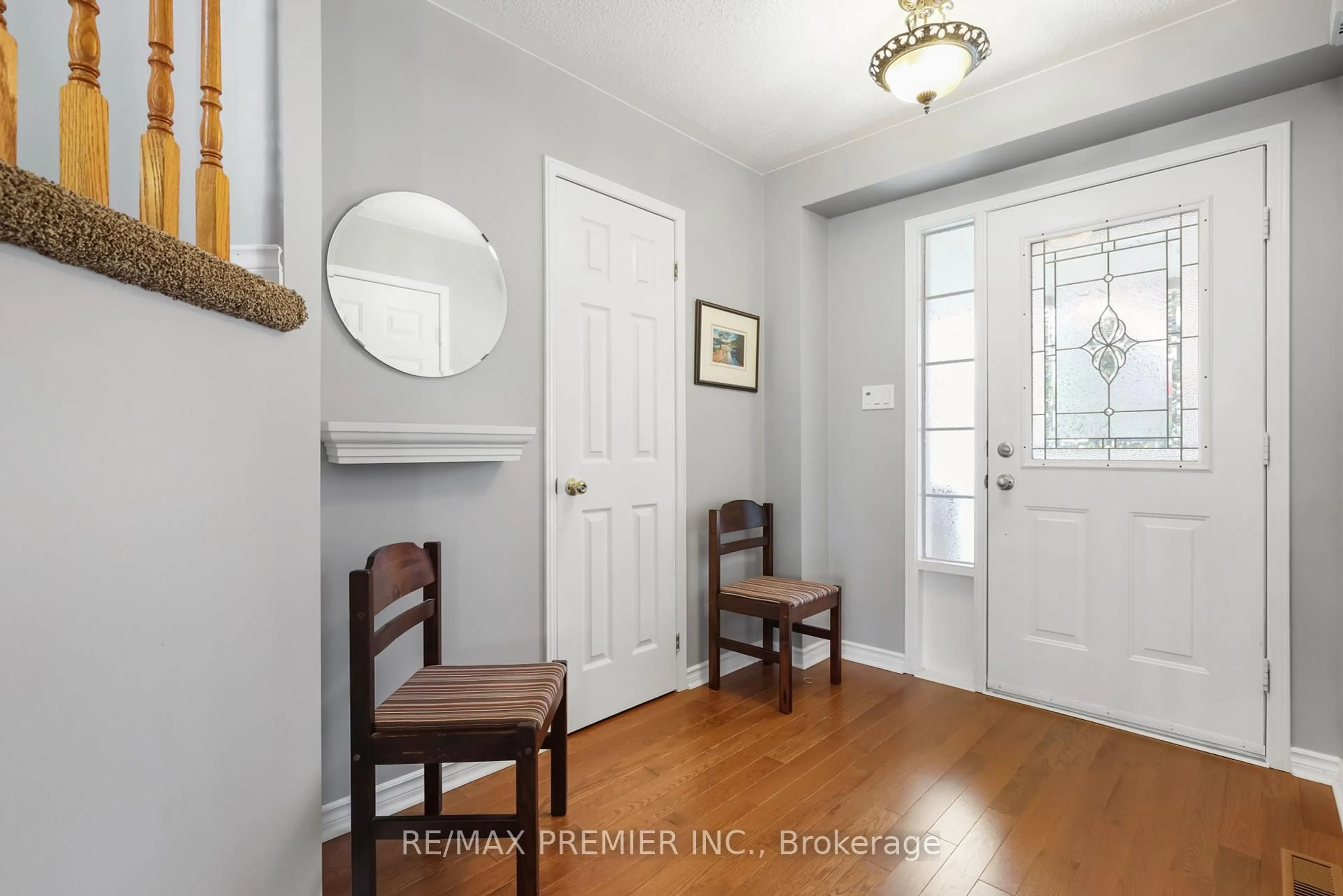 Indoor entryway for 44 Brandon Rd, Scugog Ontario L9L 1S8